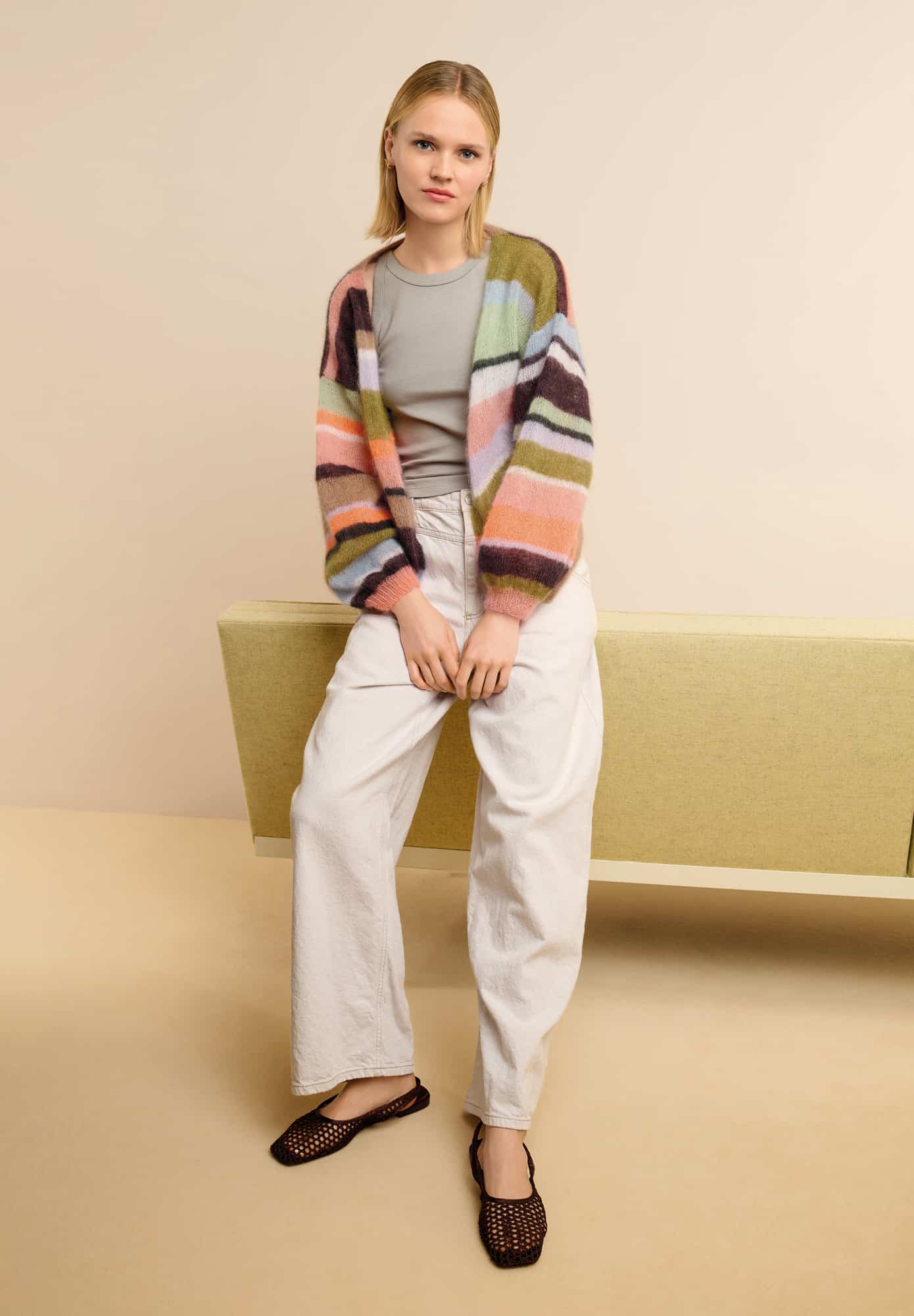 Frau trägt gestrickte Jacke mit bunten Streifen: Modell 08 aus Made by Me No. 22