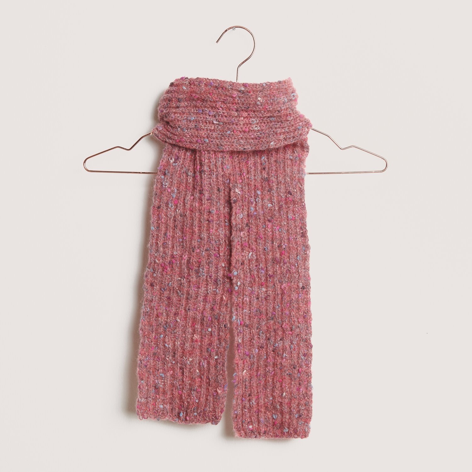 Fashion Cotton Alpaca Fun Neps: Beerenfarbener Schal aus weichem Material, aufgehängt an einem Kleiderbügel. Ideal für kalte Tage.
