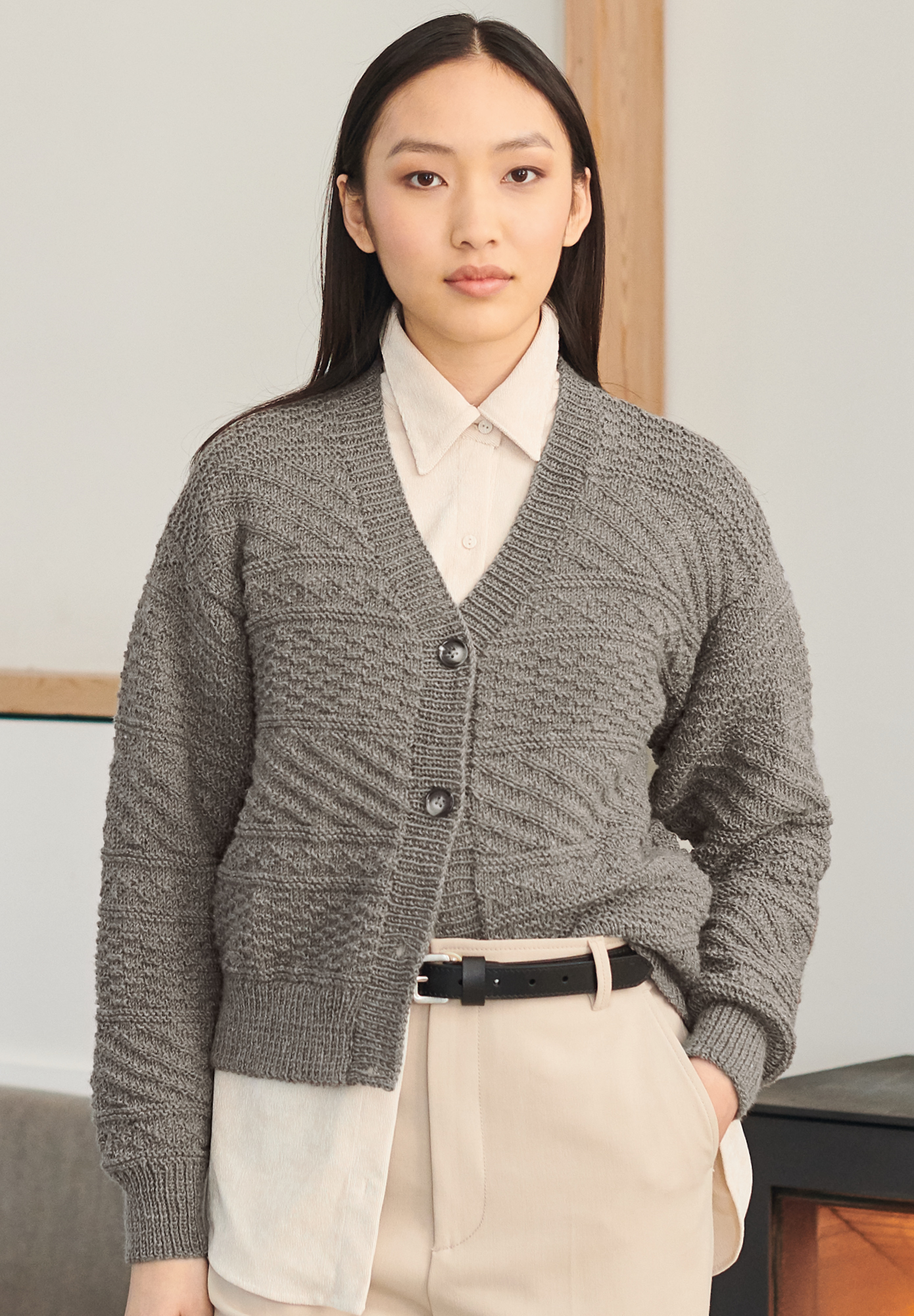 Frau trägt gestrickte Jacke in Braun: Modell 08 aus Lovewool No. 19