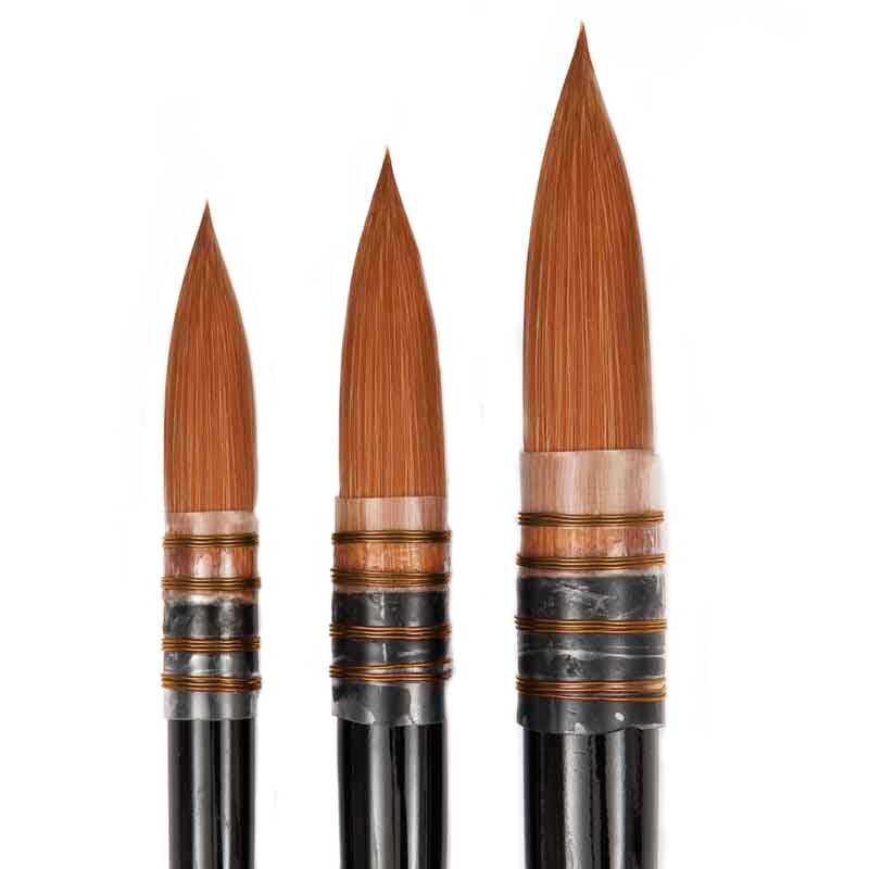 Fine Art Aquarell Synthetic rund Pinsel von Rico Design, ideal für präzise Maltechniken. Drei Pinsel mit braunen Borsten und schwarzen Griffen.