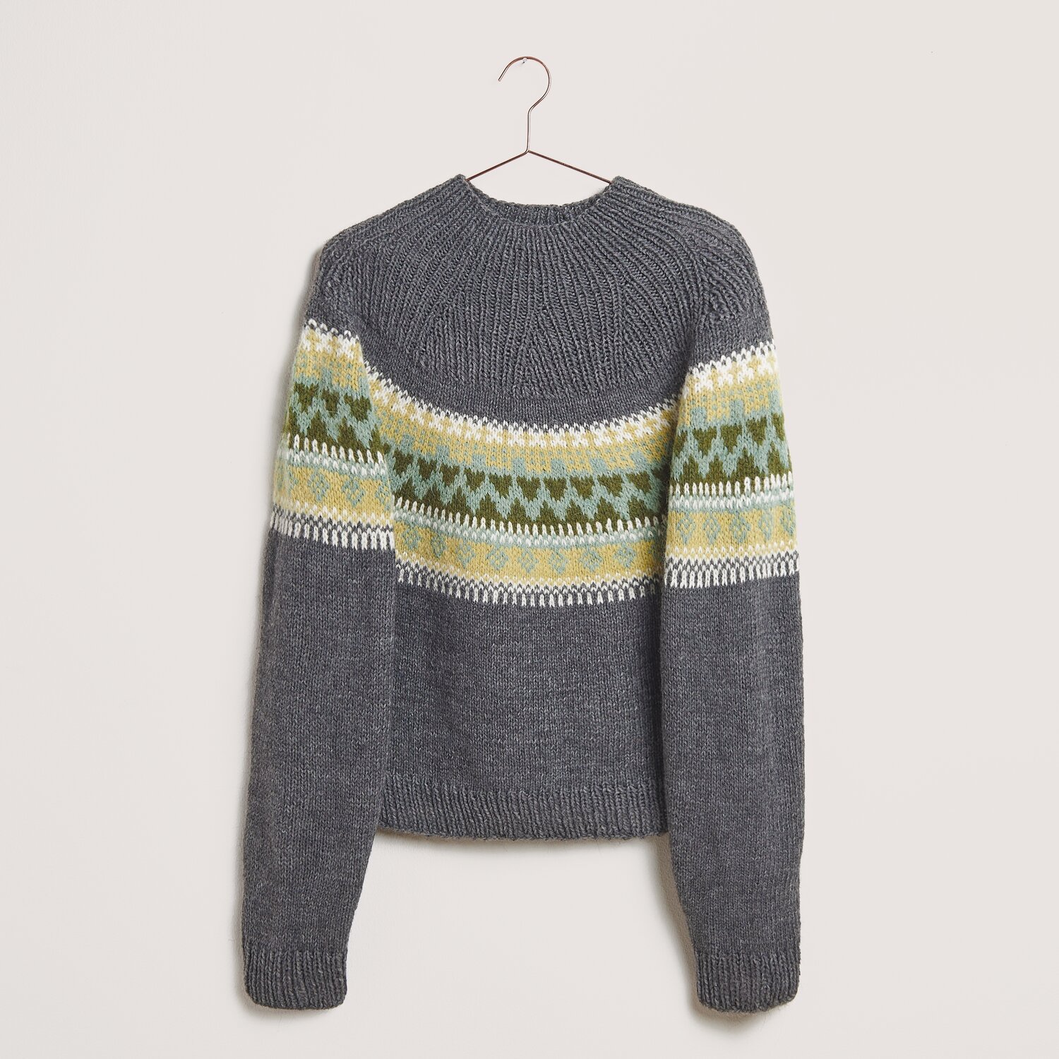 Made by Me No. 21 Herbst-Winter Sprachauswahl deutsch von Rico Design Strickset Pullover Modell 01 aus Made by Me No. 21, anthrazit mit buntem Muster in Pistazie und Creme. Ideal für Herbst-Winter.
