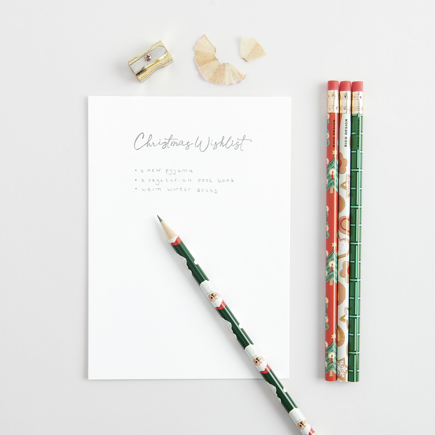 Paper Poetry Bleistift-Set Weihnachtsmarkt, 4-teilig, mit weihnachtlichen Mustern und einem Anspitzer auf weißem Hintergrund.