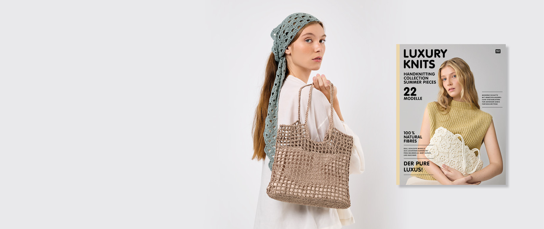 Eine Frau trägt ein sommerliches Outfit mit gehäkeltem Tuch und gehäkelter Tasche und posiert vor grauem Hintergrund. Daneben ein Cover des Handstrickmagazins Luxury Knits Summer Pieces. 