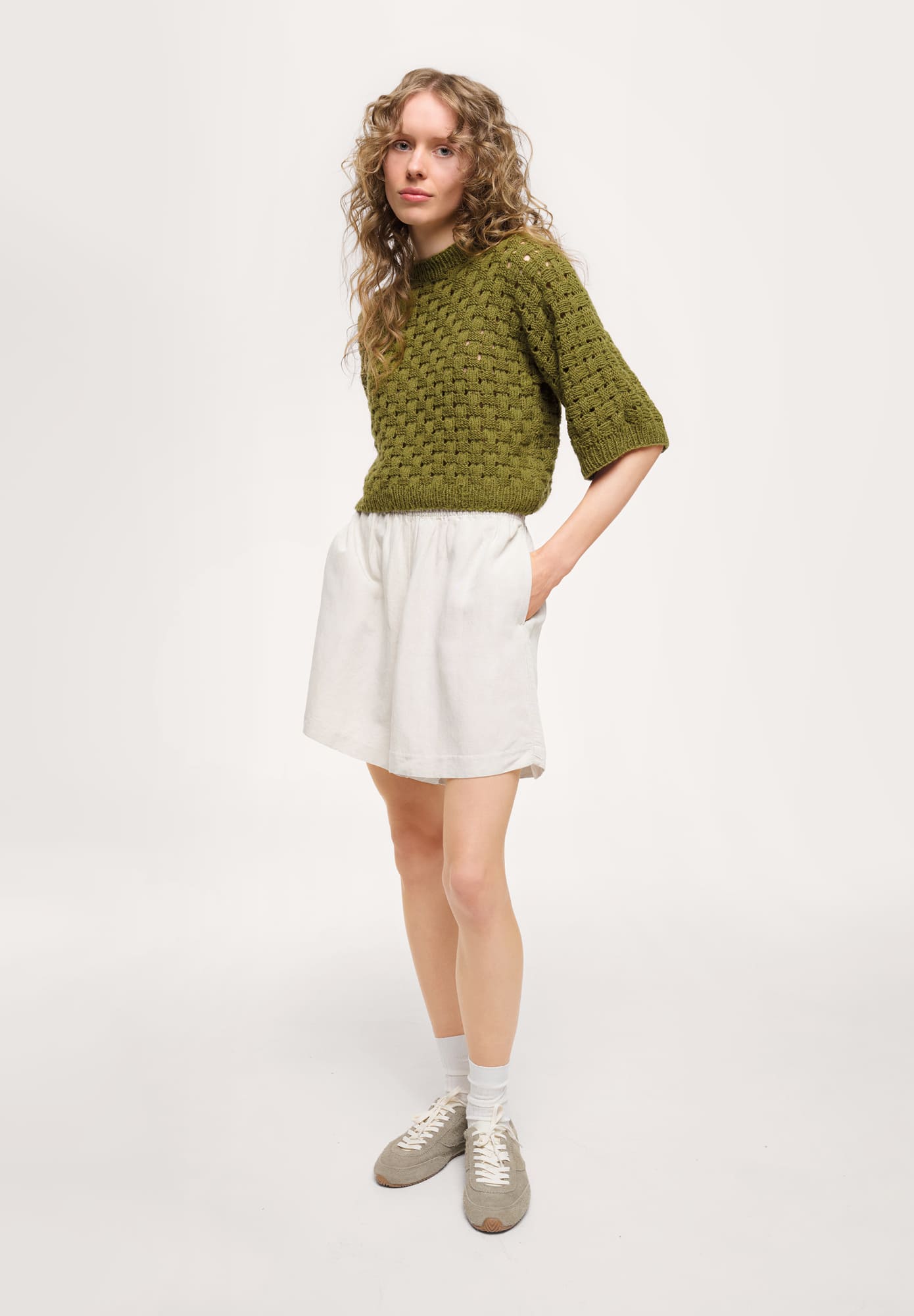 Frau trägt gestrickten Pullover in Oliv: Modell 24 aus Made by Me No. 22