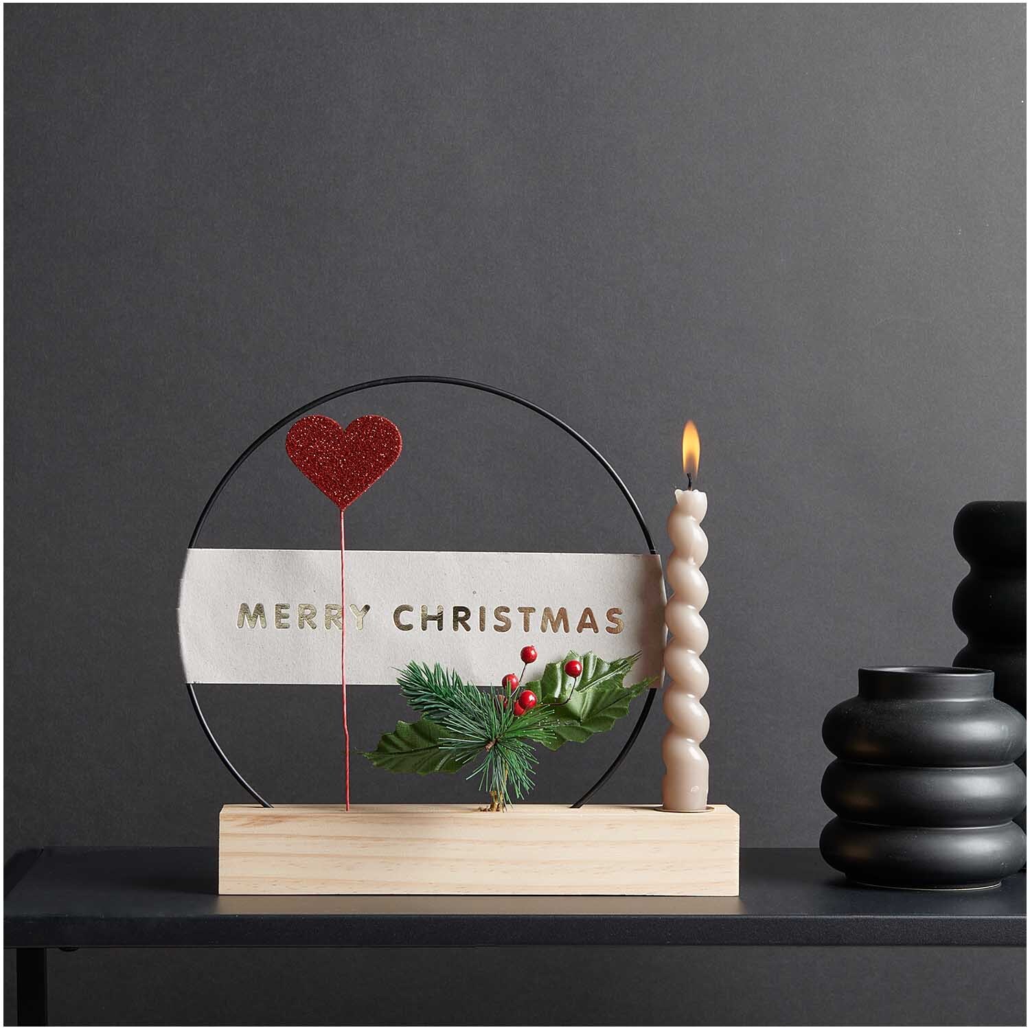 Deko-Tannenzweig mit roten Beeren und Ilex 15x6cm Deko-Tannenzweig mit roten Beeren und Ilex 15x6cm