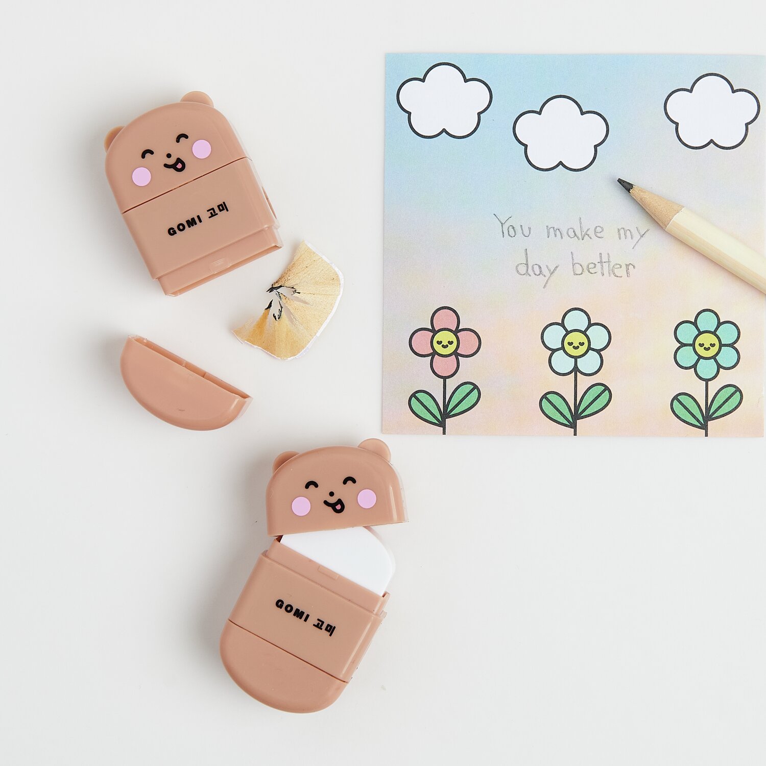 Paper Poetry Radiergummi mit Anspitzer Bär in Braun neben einer bunten Karte mit Blumenmotiv.