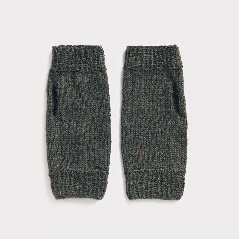 Gestrickte Stulpen in Oliv: Modell 05 aus dem Heft Luxury Knits Premium Natural Fibres