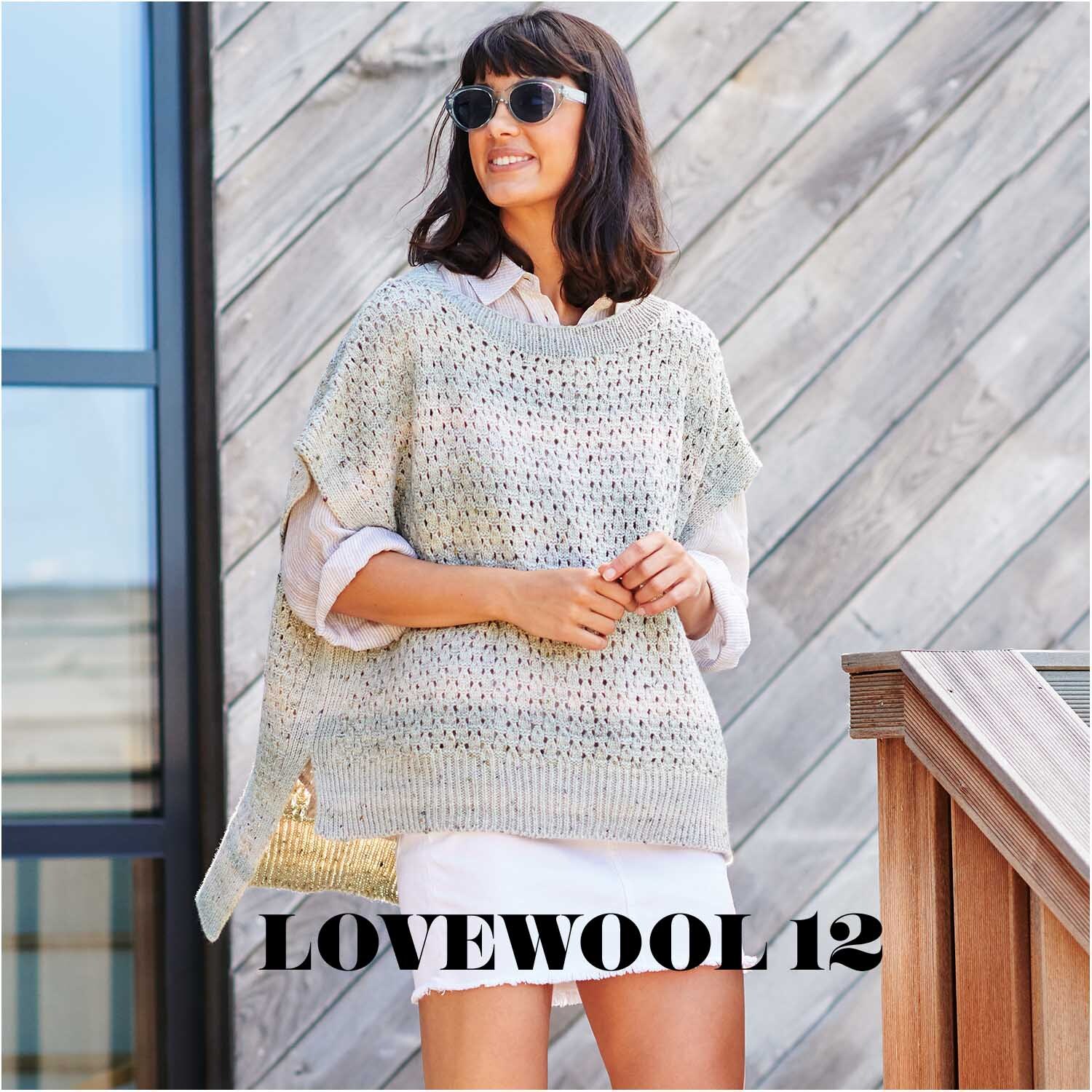 Fashion Cotton Light & Long Tweed dk: Frau in gestricktem Oberteil aus Efeu-Farbton, lässig und stilvoll, von Rico Design.
