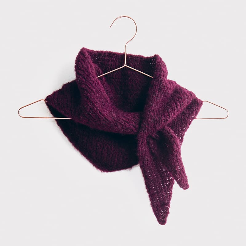 Gestricktes Dreieckstuch in Bordeaux: Modell 04 aus dem Heft Luxury Knits Premium Natural Fibres