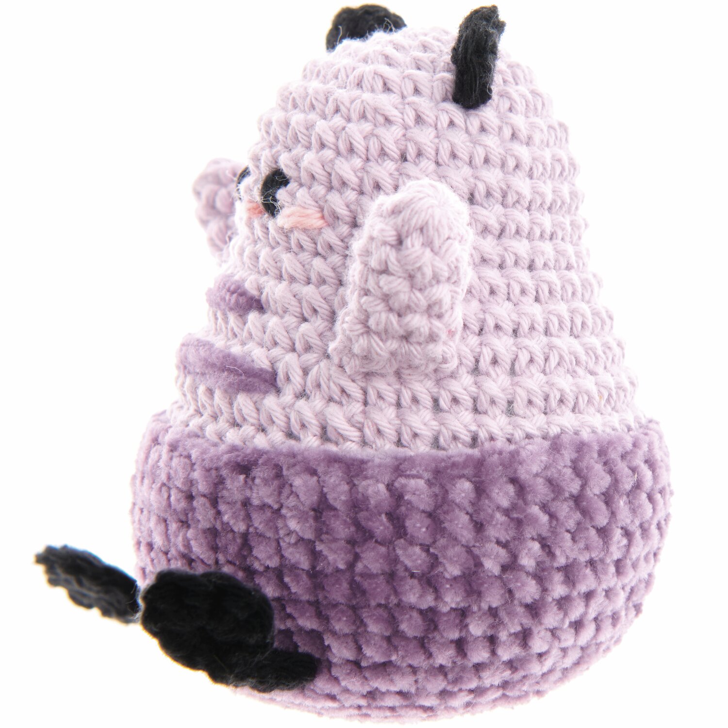 Ricorumi Rainbow Weirdos in Flieder und Lila zeigt ein gehäkeltes Wesen mit schwarzen Details.