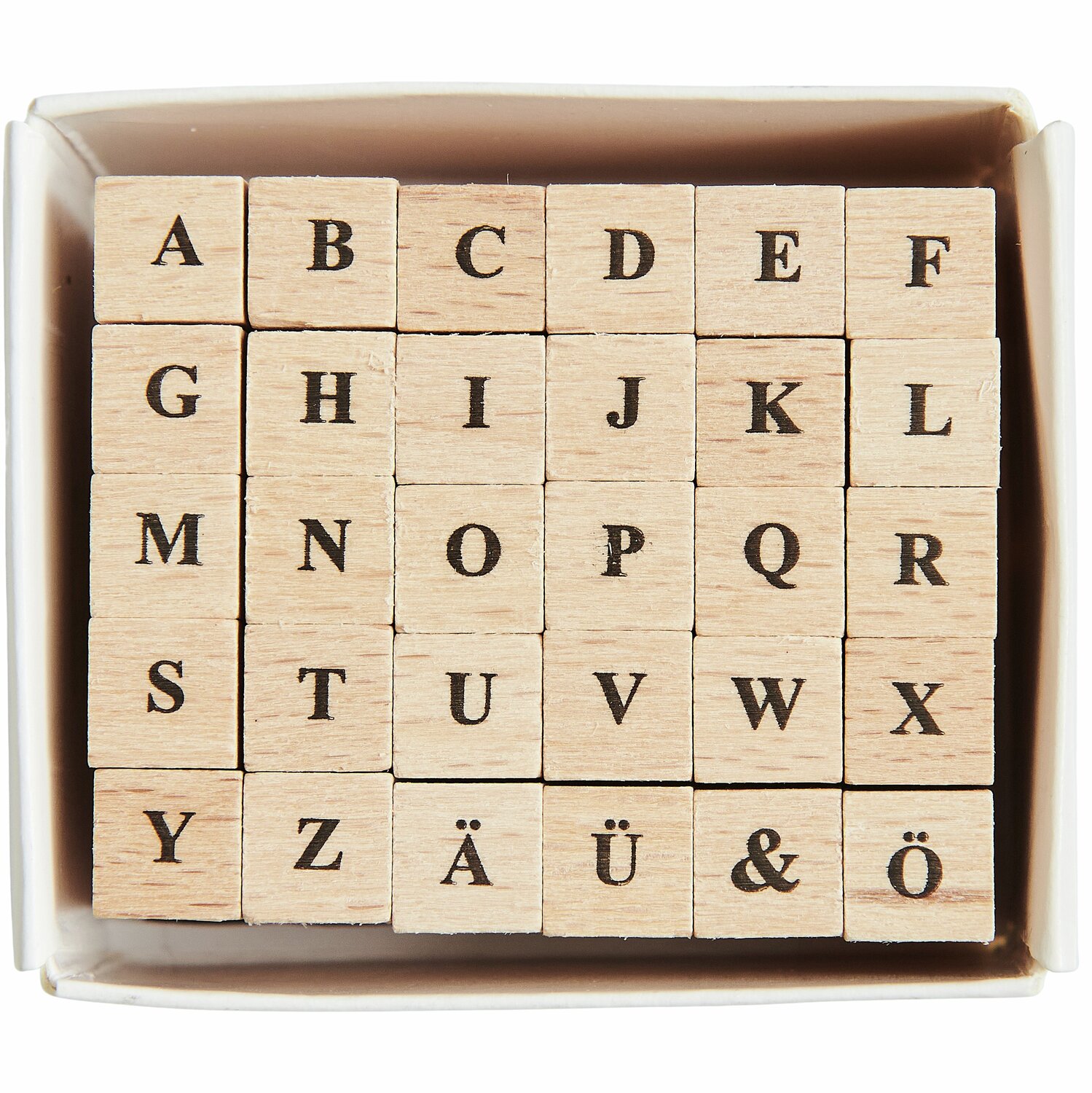 Mini Stempelset Buchstaben A-Z: Holzwürfel mit Buchstaben von A bis Ö in einer Box, ideal für kreative Projekte.