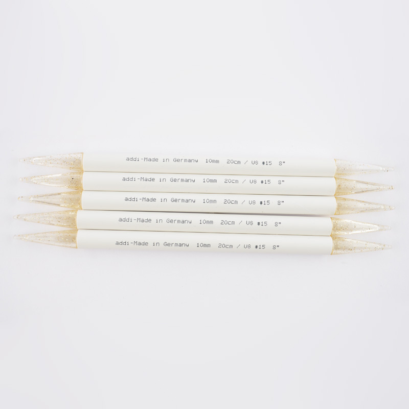 Nadelspiel 20cm Acryl von Rico Design, bestehend aus fünf weißen Stricknadeln in einer Reihe.