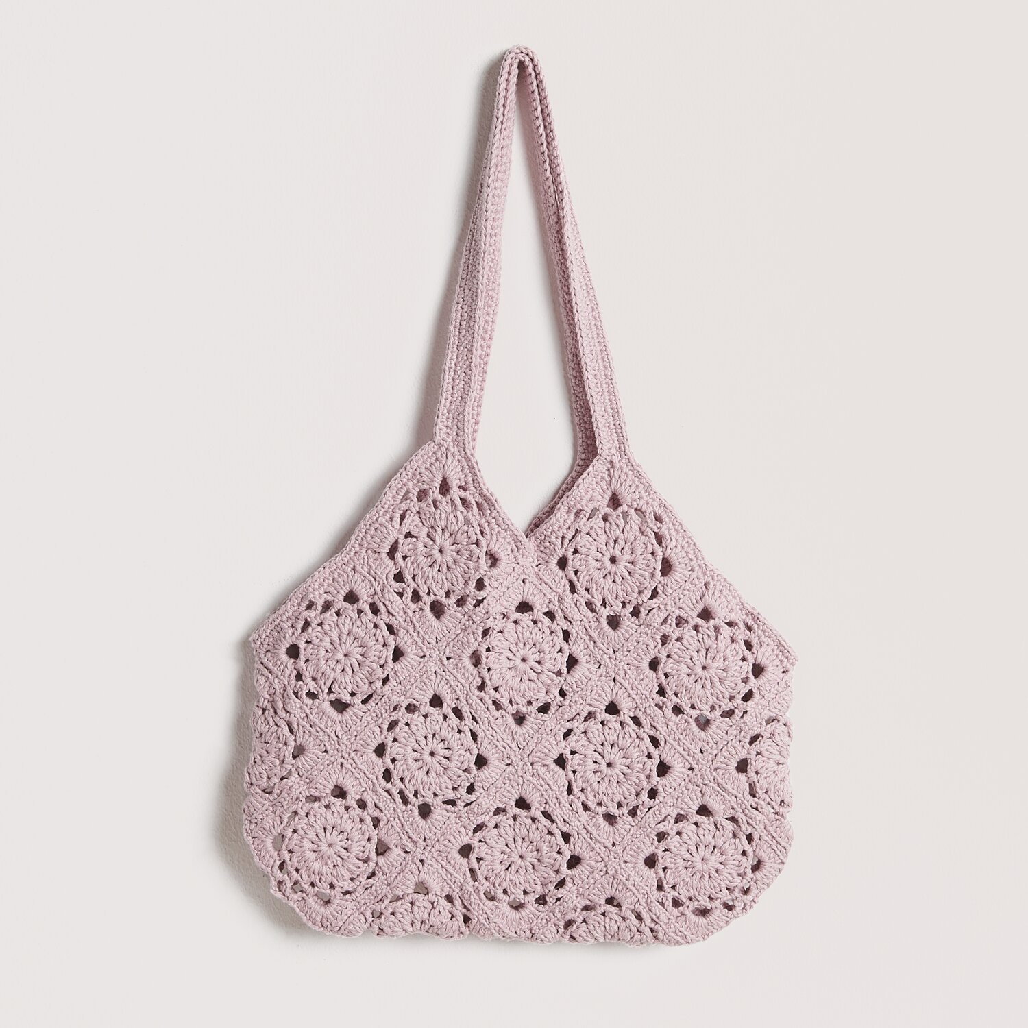 Die Neue Masche No. 12 Frühjahr-Sommer: Handgefertigte Häkel-Tasche in zartem Mauve, ideal für den Sommer.