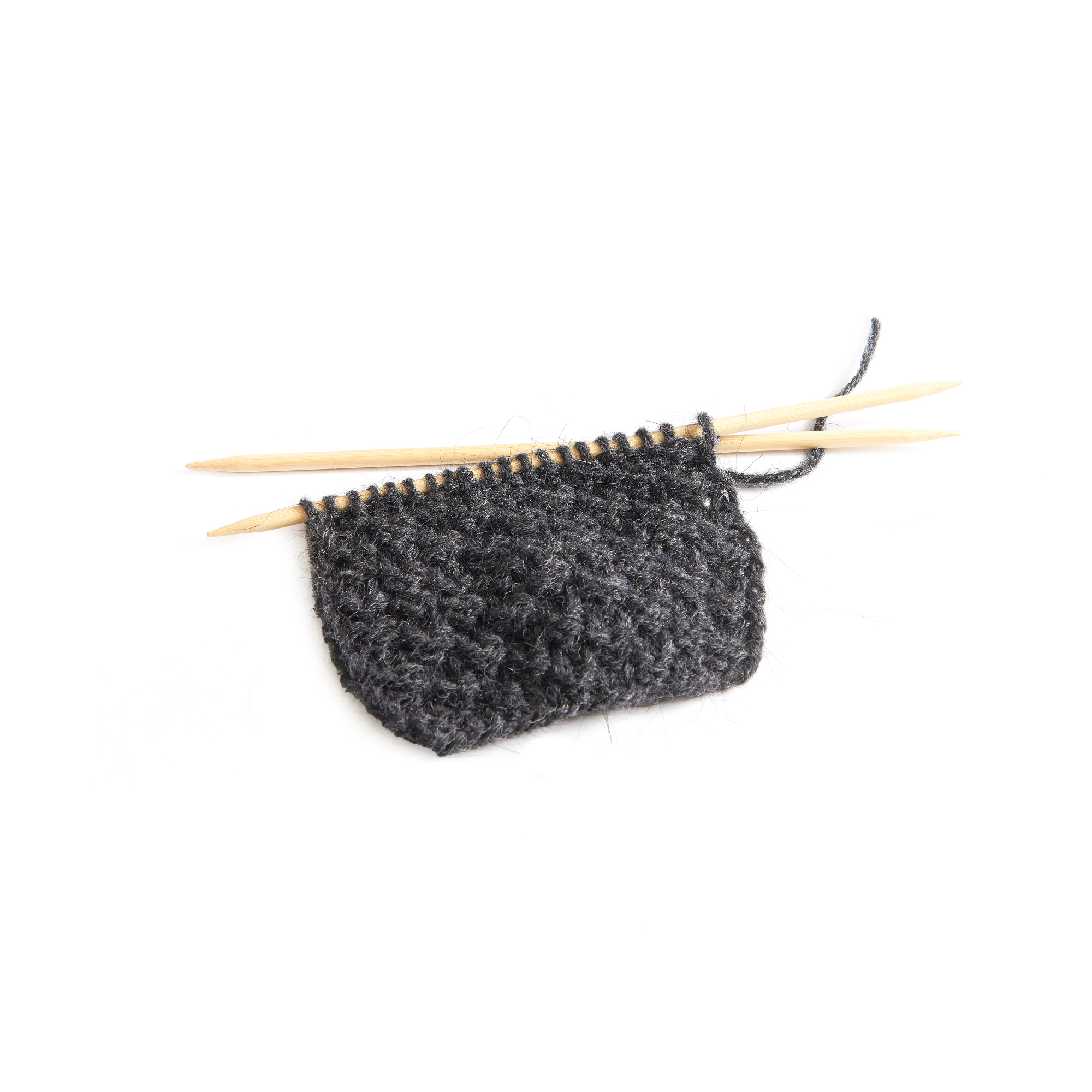 Angestricktes Strickstück an Stricknadeln