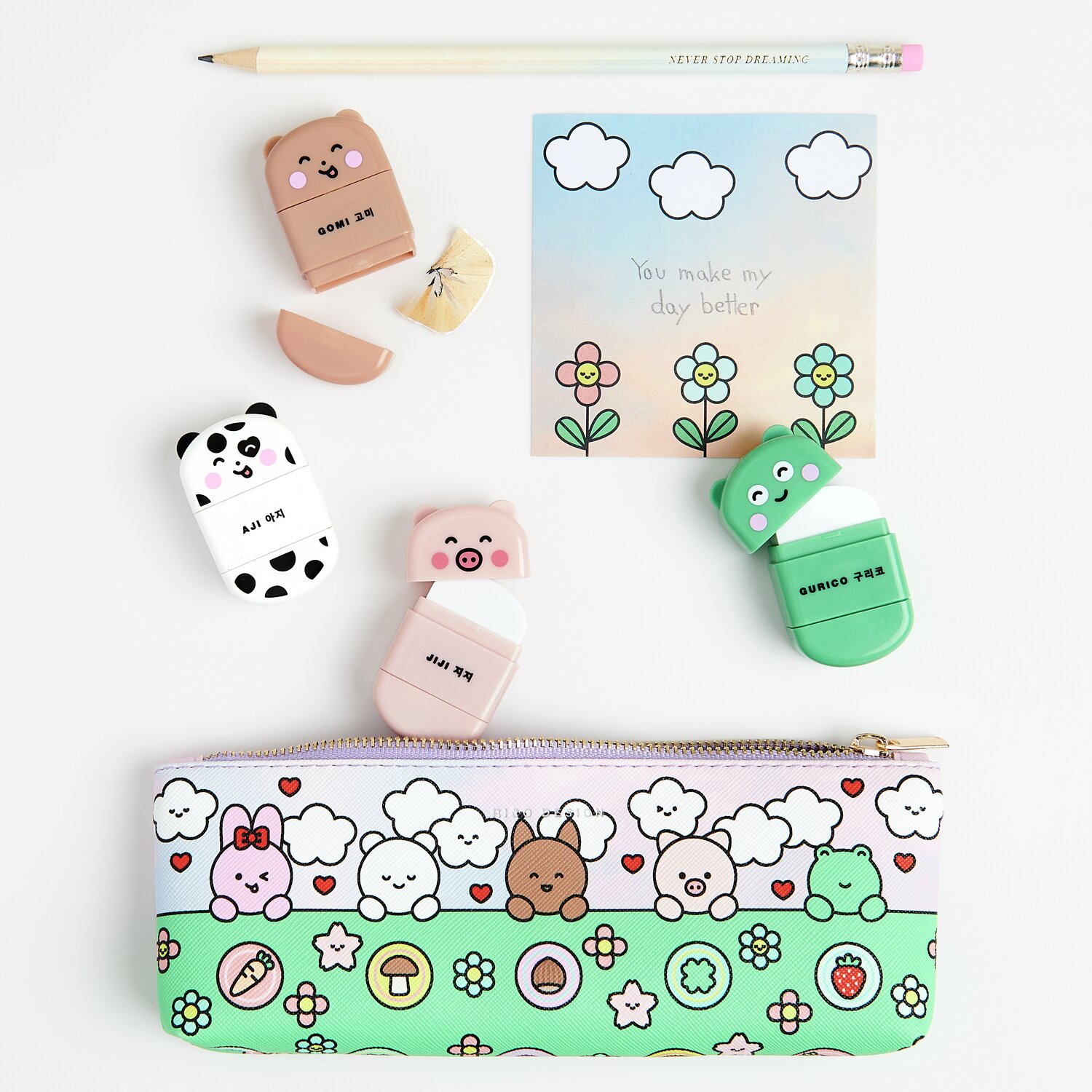 Paper Poetry Radiergummi mit Anspitzer Hund, Frosch, Schwein und Bär in Pastellfarben auf einem Schreibtisch mit Stift und Mäppchen.