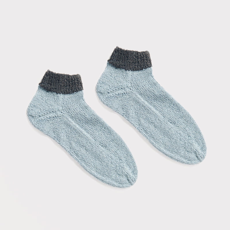 Gestrickte Socken in Blau-Oliv: Modell 10 aus dem Heft Luxury Knits Premium Natural Fibres