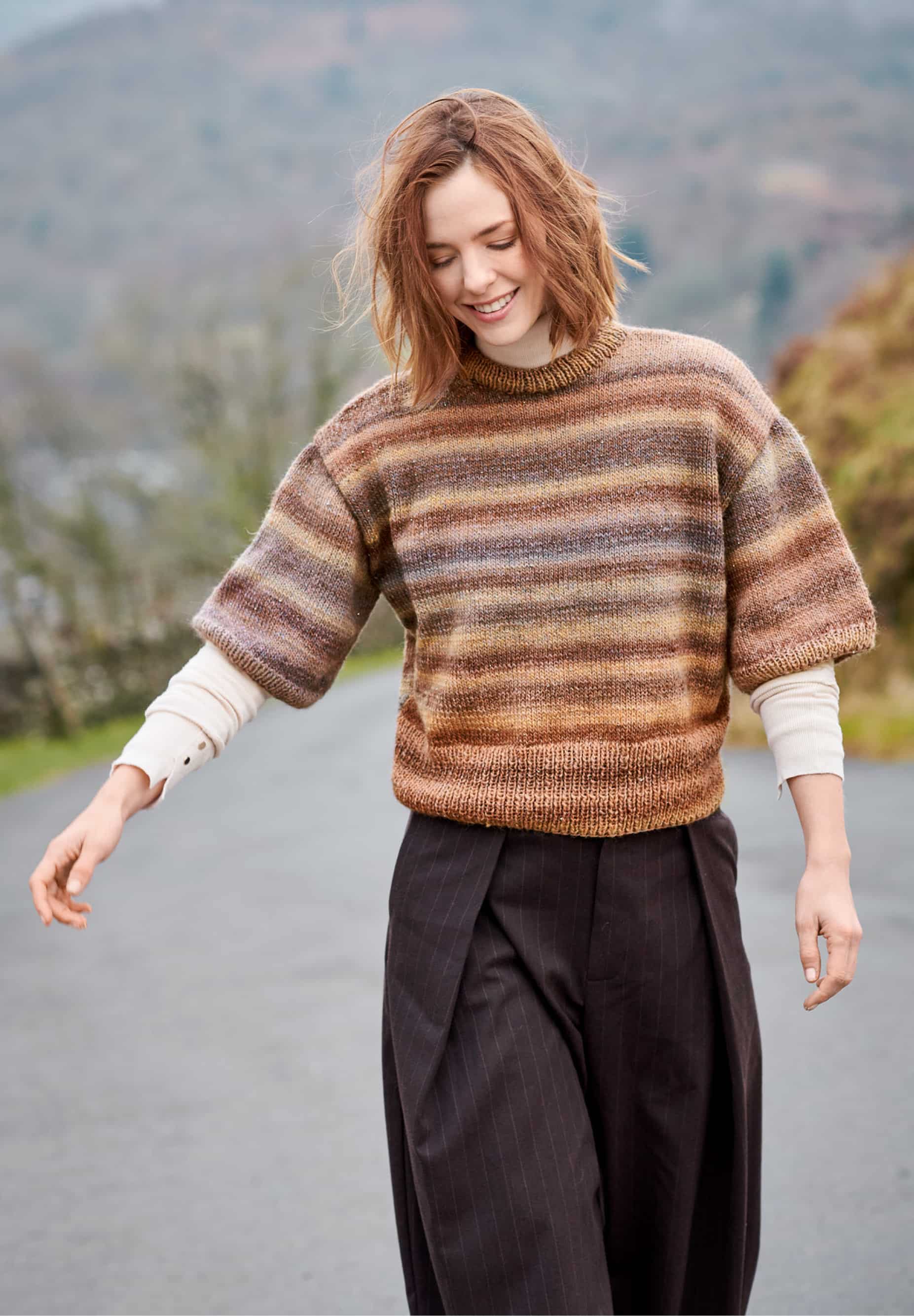 Frau trägt gestricktes Shirt mit braunem Farbverlauf: Modell 35 aus Lovewool No. 23