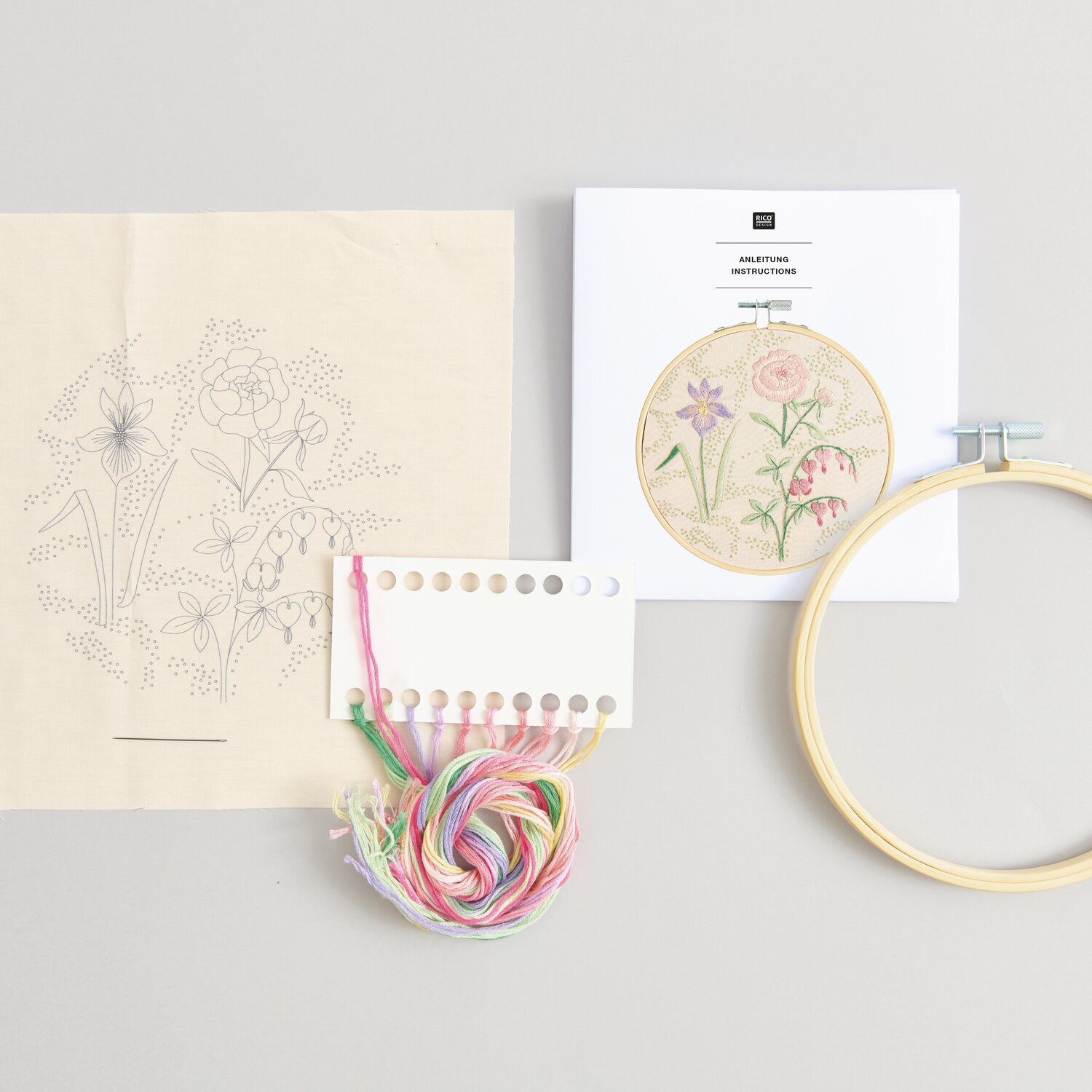 Stickpackung Vorgezeichnet Frühlingsblumen mit Stickrahmen, Garn und Anleitung von Rico Design. Ideal für kreative Handarbeiten.