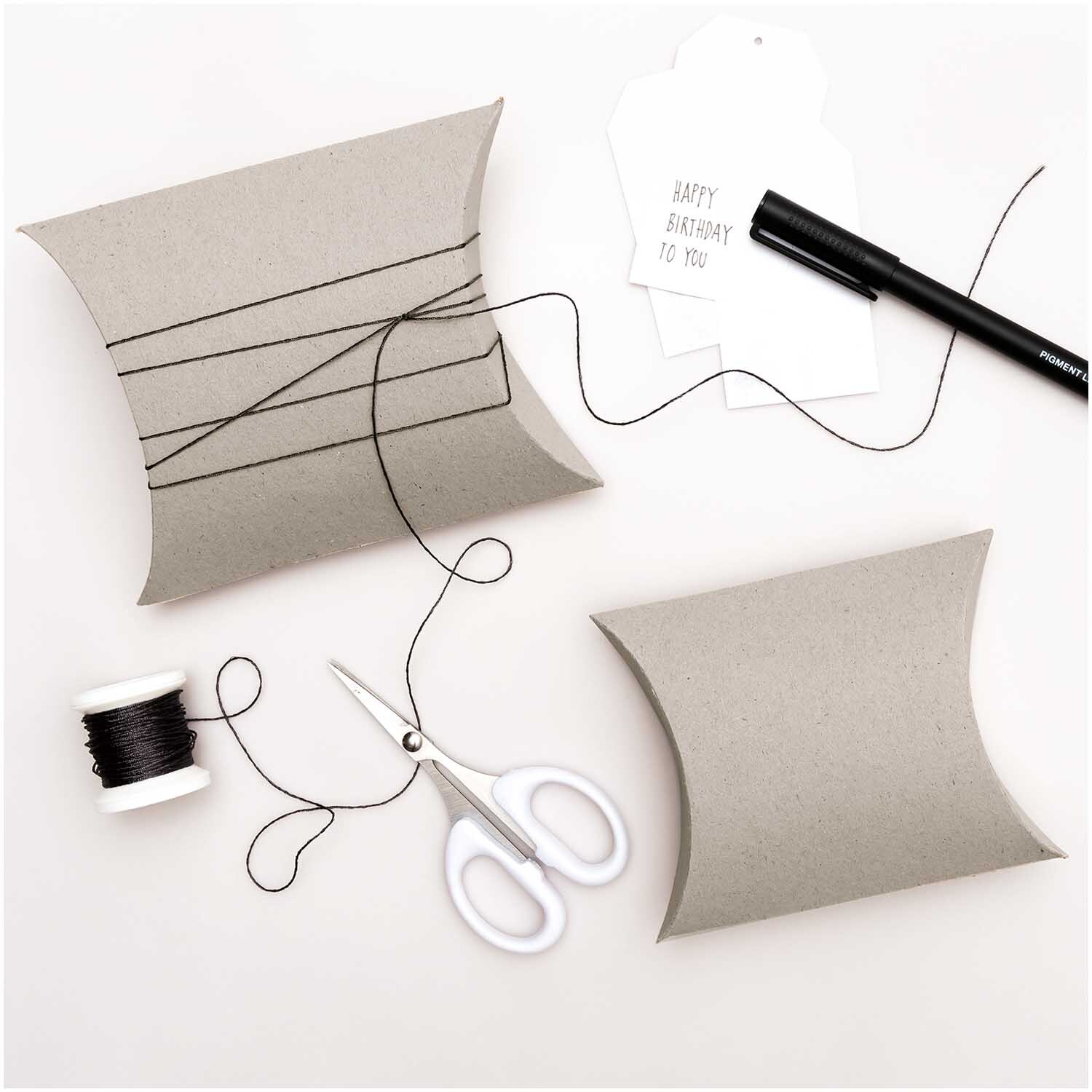 Paper Poetry Geschenkschachteln Set 6 Stück Farbe Graukarton von Rico Design Paper Poetry Geschenkschachteln Set 6 Stück aus Graukarton mit schwarzem Faden, Schere und Stift. Ideal für kreative Geschenkverpackungen.
