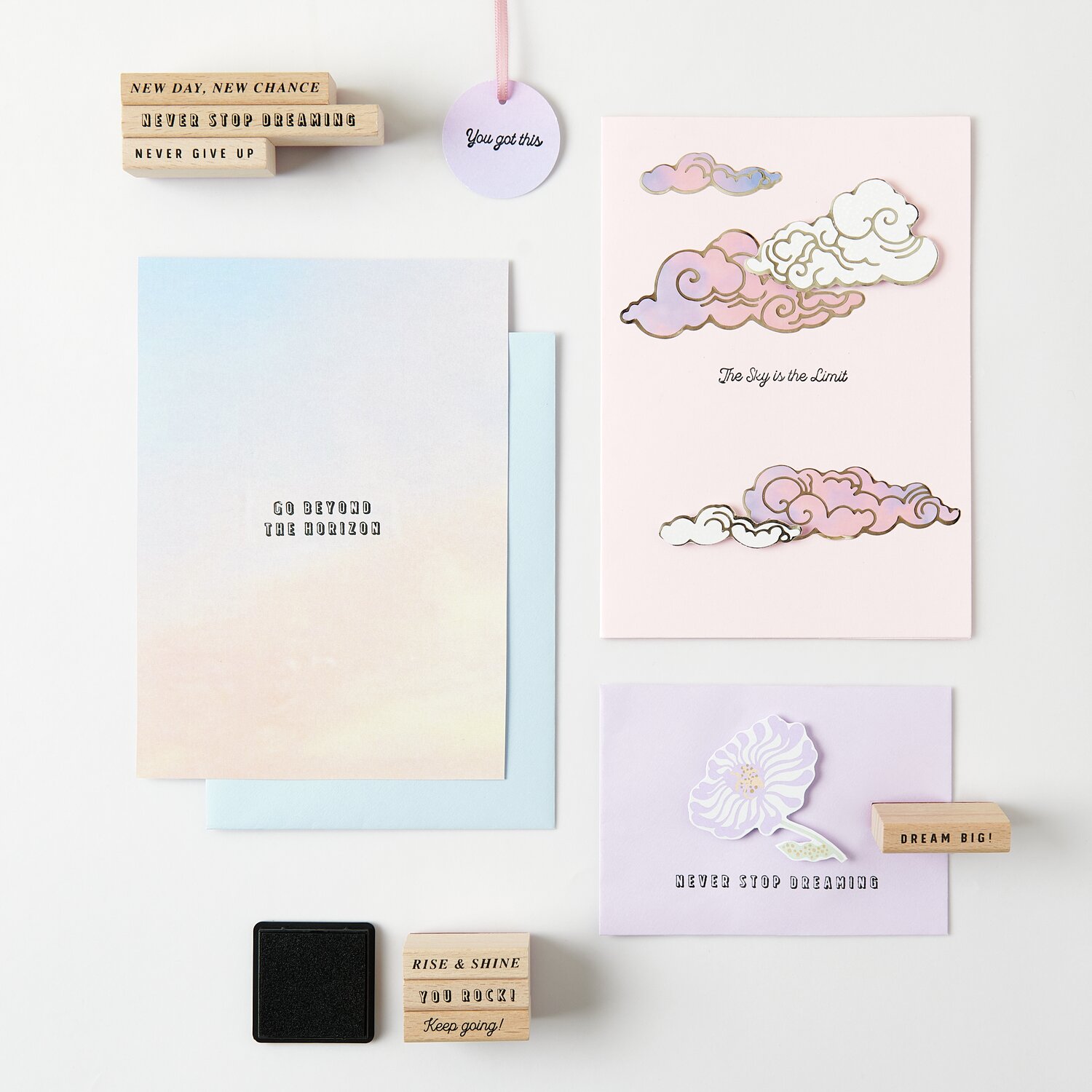 Stempelset Typo, 23-teilig, mit pastellfarbenen Karten und Wolkenmotiven, ideal für kreative Projekte.