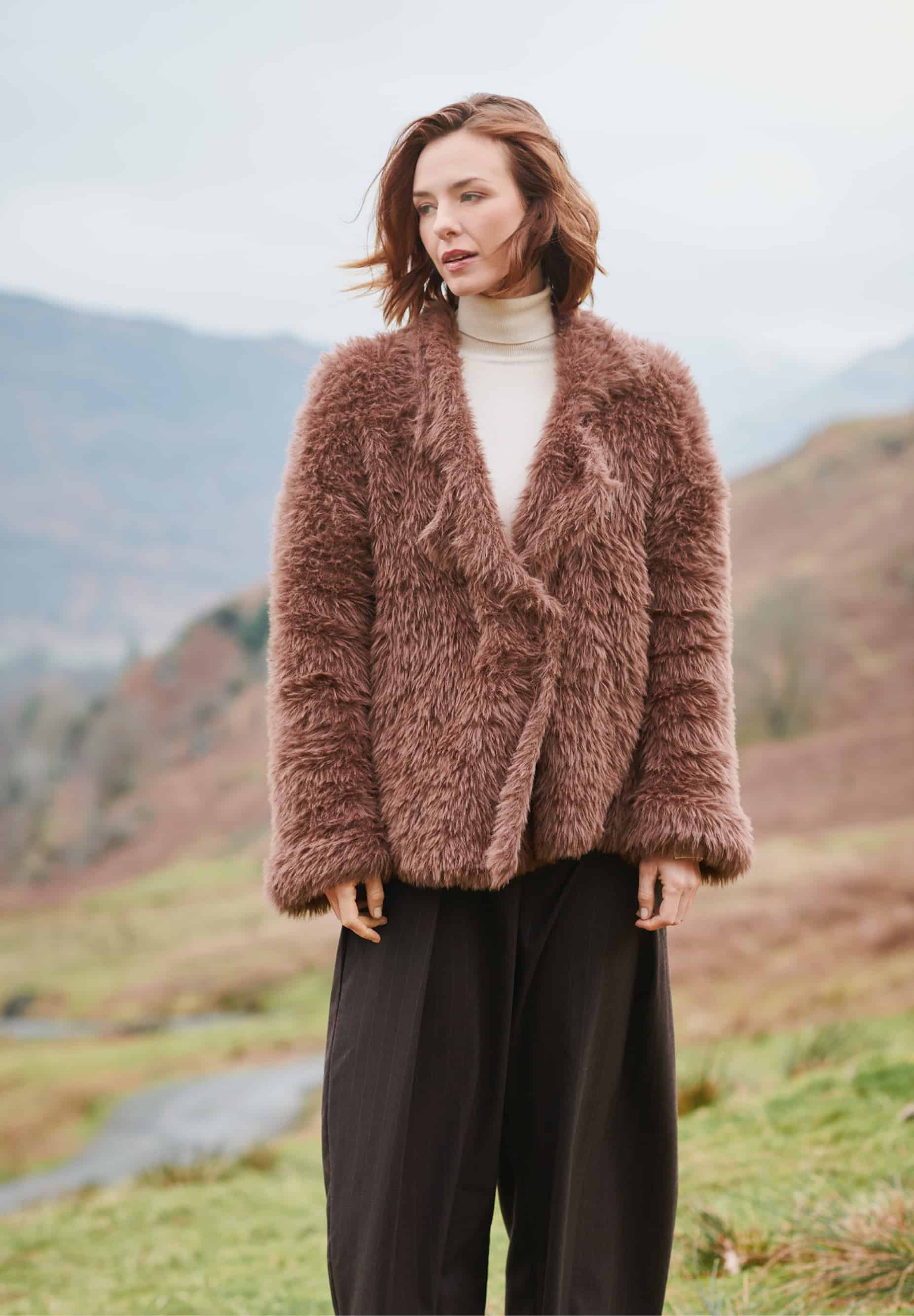Frau trägt gestrickte, braune Jacke in Felloptik: Modell 31 aus Lovewool No. 23