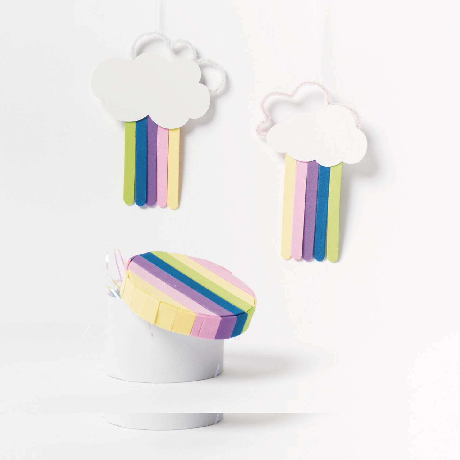 DIY-Bastelset Regenbogen: Kreatives Set mit ca. 100 Teilen, um bunte Regenbogen-Deko zu gestalten. Ideal für Bastelprojekte.