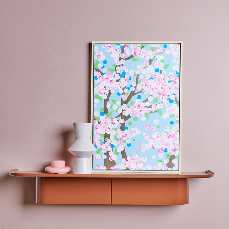 Leinwand mit abstrakten Kirschblüten, gemalt mit Acrylmarkern, ist auf einem Regal wohnlich dekoriert
