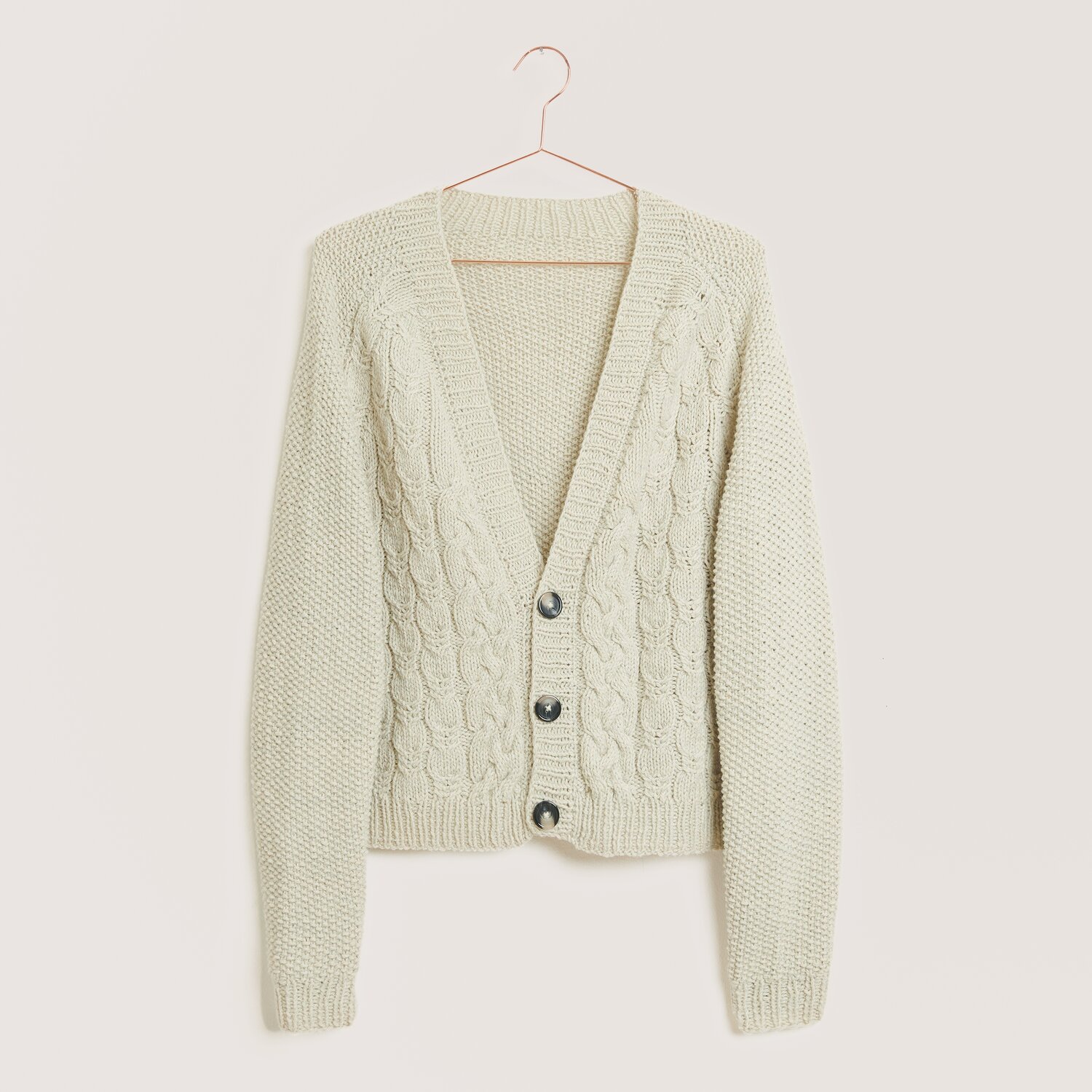 Strickset Jacke Modell 21 aus Made by Me Nr. 18, naturfarbene Strickjacke mit Zopfmuster und Knöpfen. Ideal für elegante, handgemachte Mode.