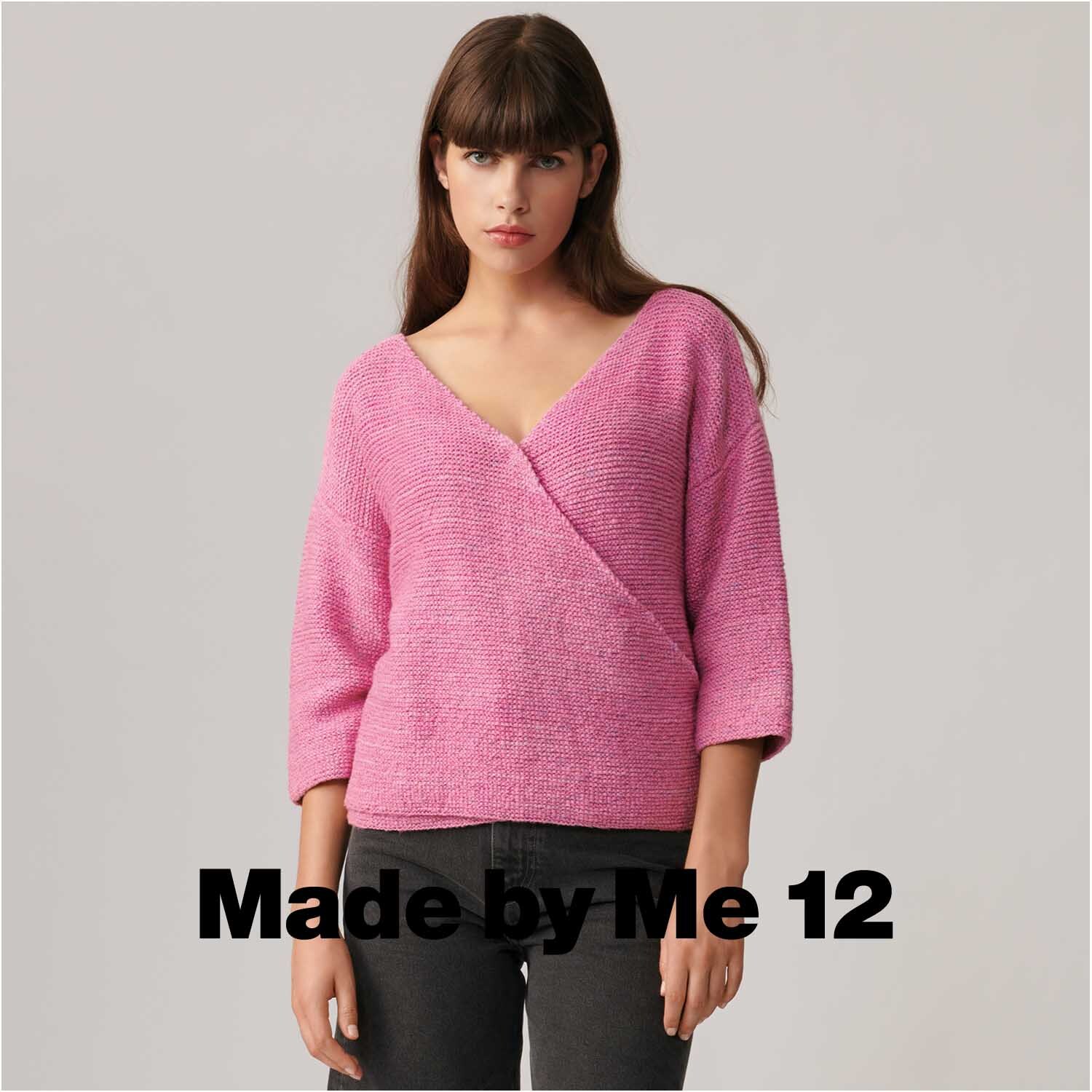 Fashion Cottony Pullover in Pink von Rico Design. Frau trägt einen V-Ausschnitt-Pullover.