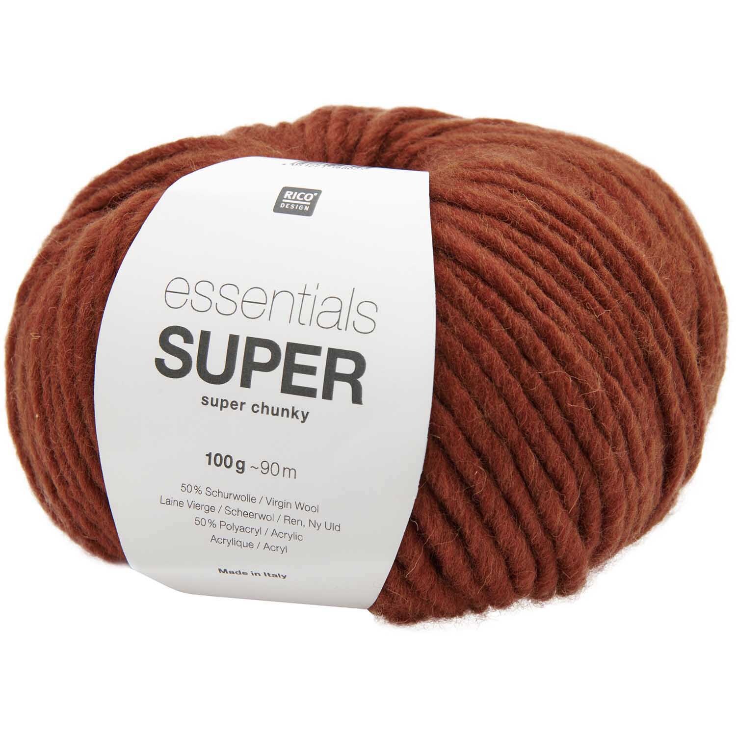 Essentials Super super chunky Wolle in Rost von Rico Design, 100g Knäuel, ideal für warme Strickprojekte.
