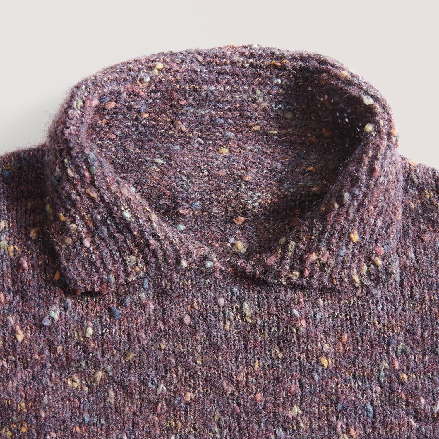 Fashion Cotton Alpaca Fun Neps Pullover in Lila von Rico Design, zeigt einen gestrickten Kragen mit bunten Neps auf weicher Textur.