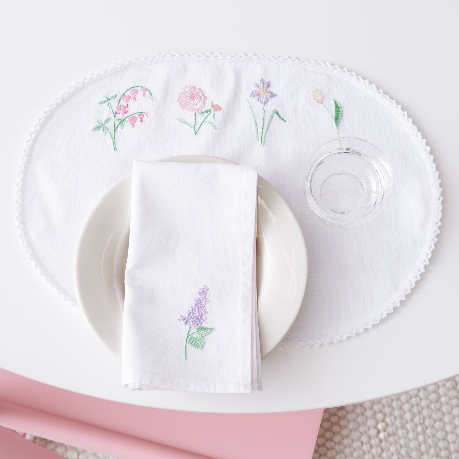 Stick & Stitch Packung Blumen XL 8 Stück: Weißes Tischset mit floralen Stickereien, ideal für elegante Tischdekorationen.