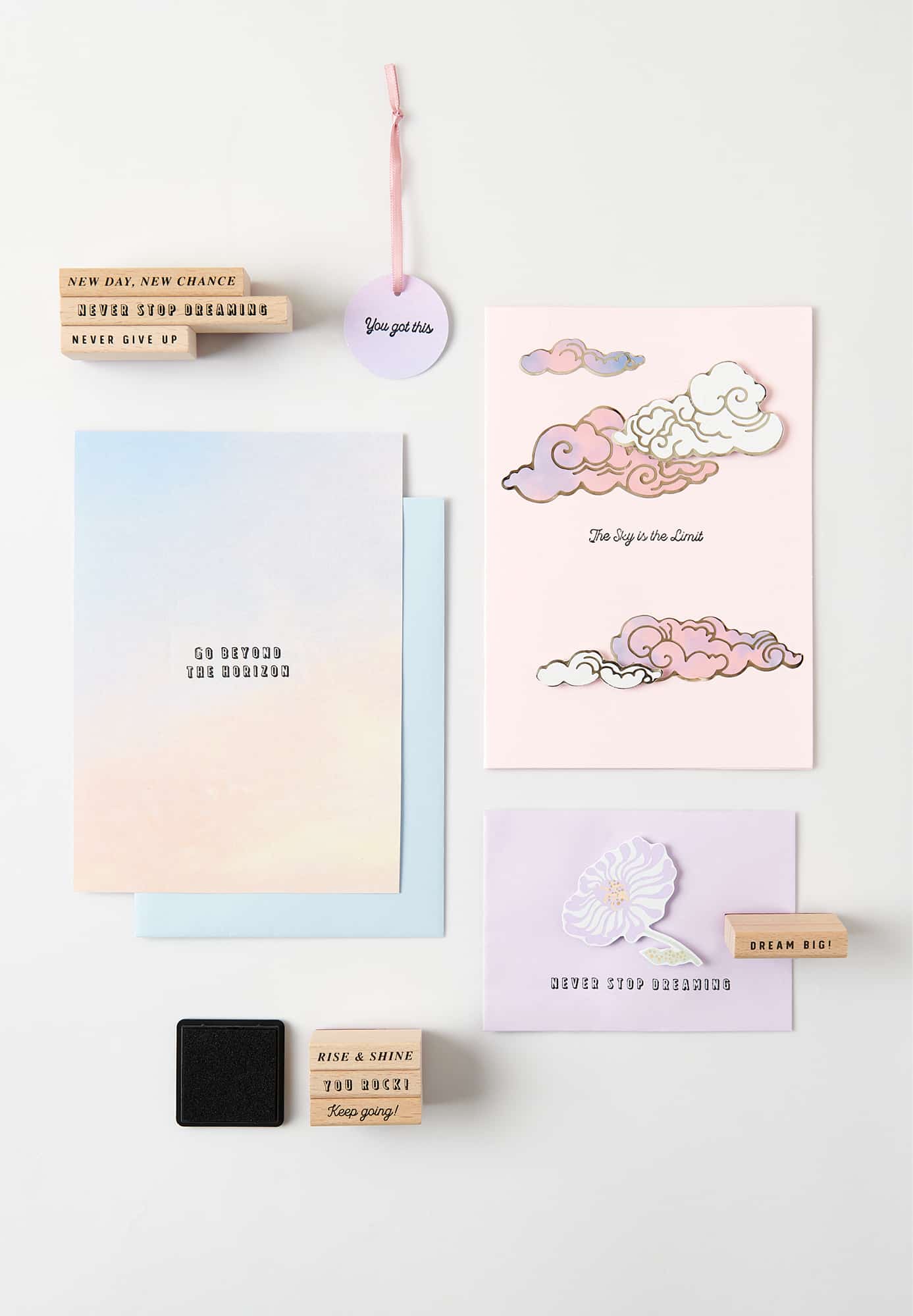 Karten und Umschläge sind mit Stickern in Blumen- und Wolkenformen und mit Stempeln dekoriert. 