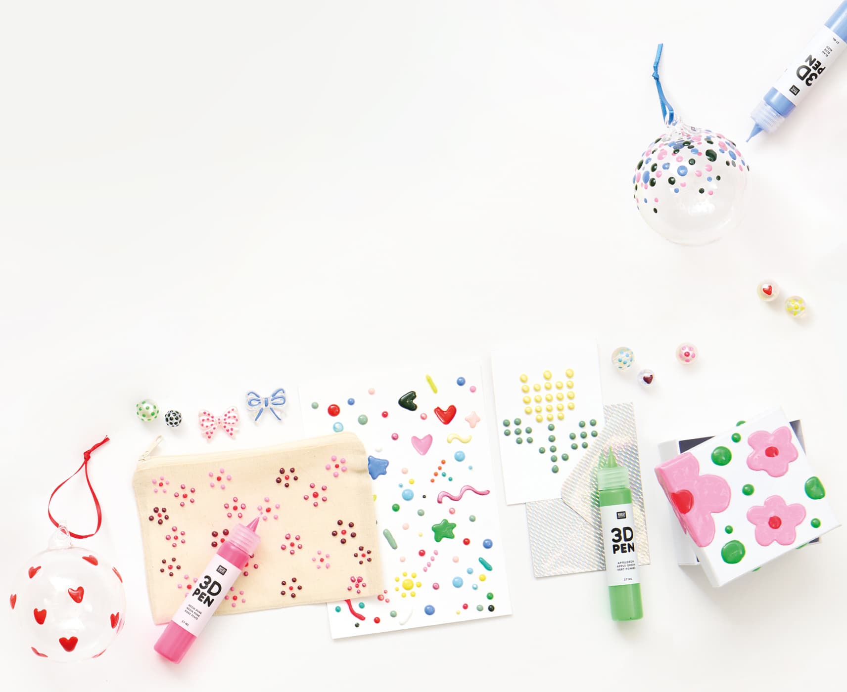 Bunt bemalte Karten, Taschen, Glasanhänger und weitere Produkte mit 3D- und Perlen-Effekten, liegen umgeben von bunten 3D-Pens auf grauem Hintergrund.