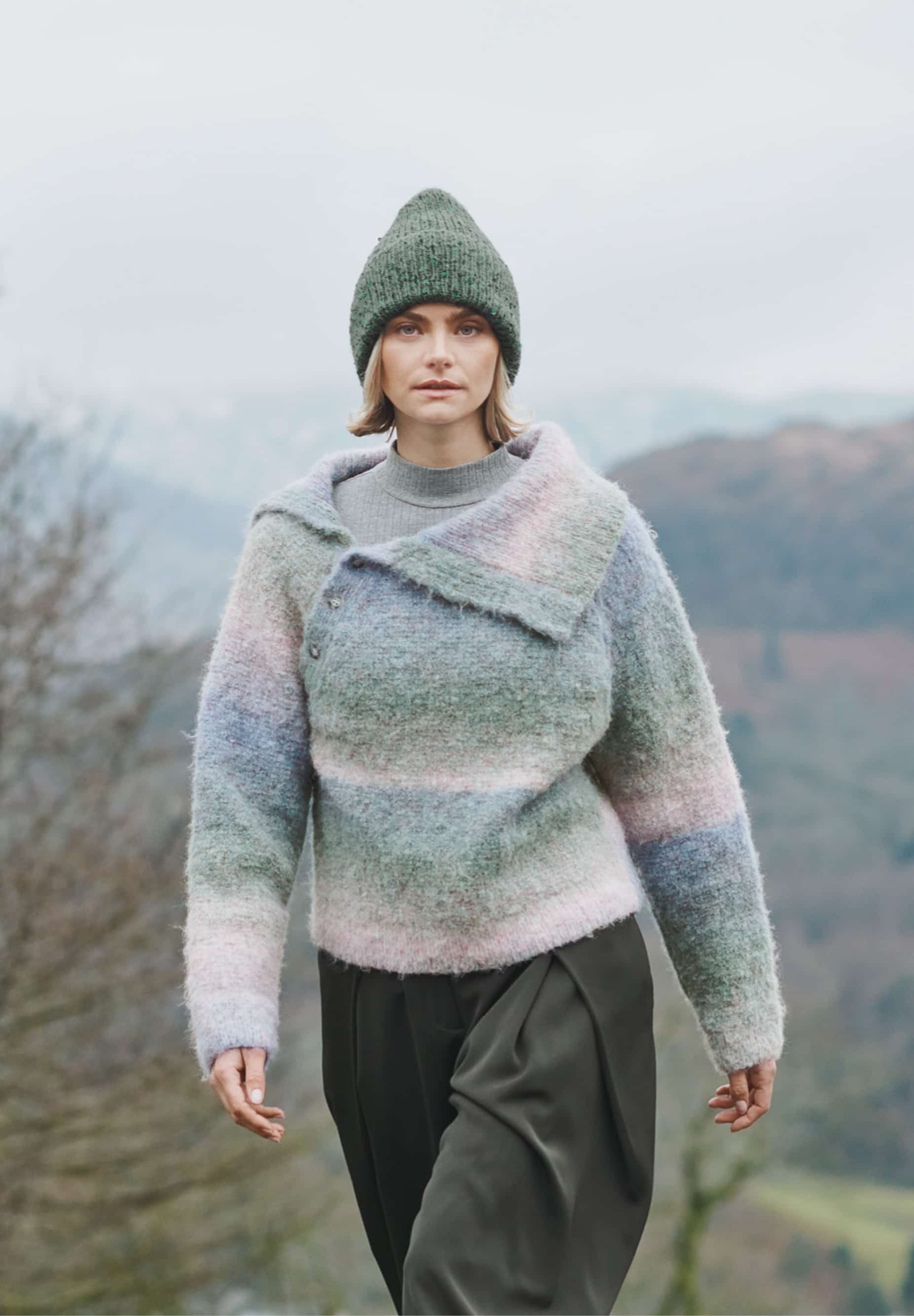 Frau trägt gestrickten Pullover in Pastelltönen: Modell 10 aus Lovewool No. 23