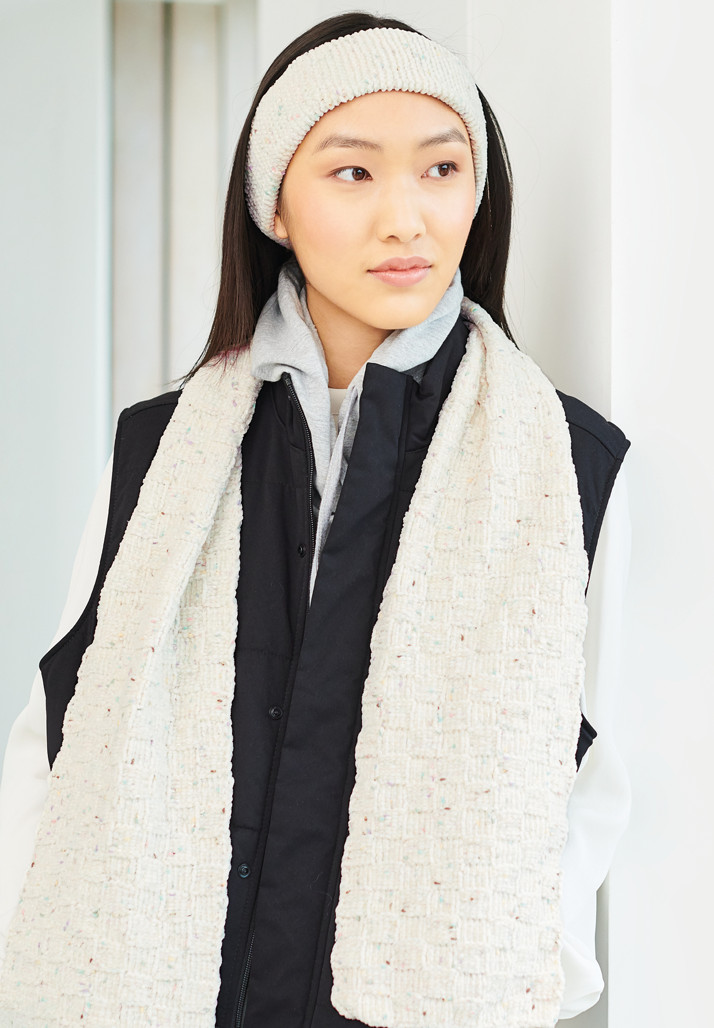 Frau trägt gestricktes Stirnband in Creme: Modell 05b aus Lovewool No. 19