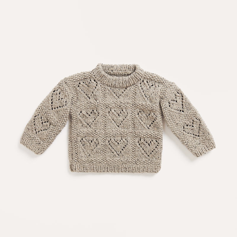 Gestrickter Babypullover mit Herzmuster