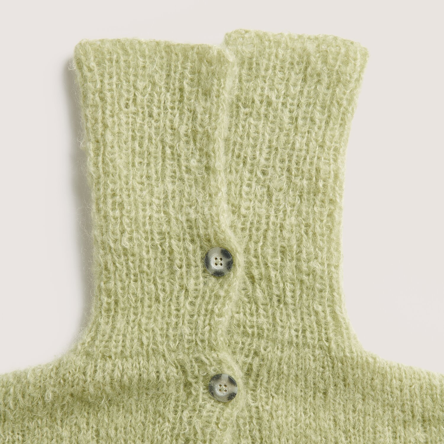 Made by Me No. 21 Herbst-Winter Sprachauswahl deutsch von Rico Design Made by Me No. 21 Herbst-Winter: Pistazienfarbener Strick mit Knöpfen aus Mohair Merino Chunky.