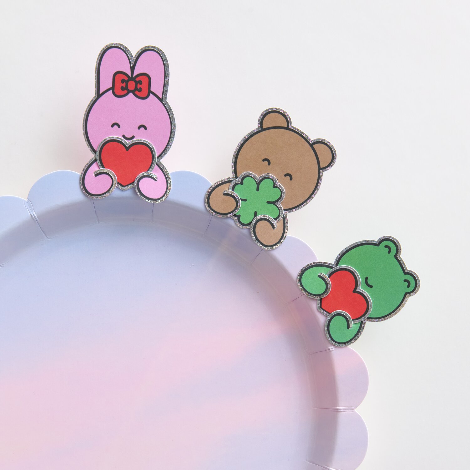 Paper Poetry Clip-Ons Chingu Tiere: Drei bunte Tier-Clips auf einem Teller, ideal für Dekoration.