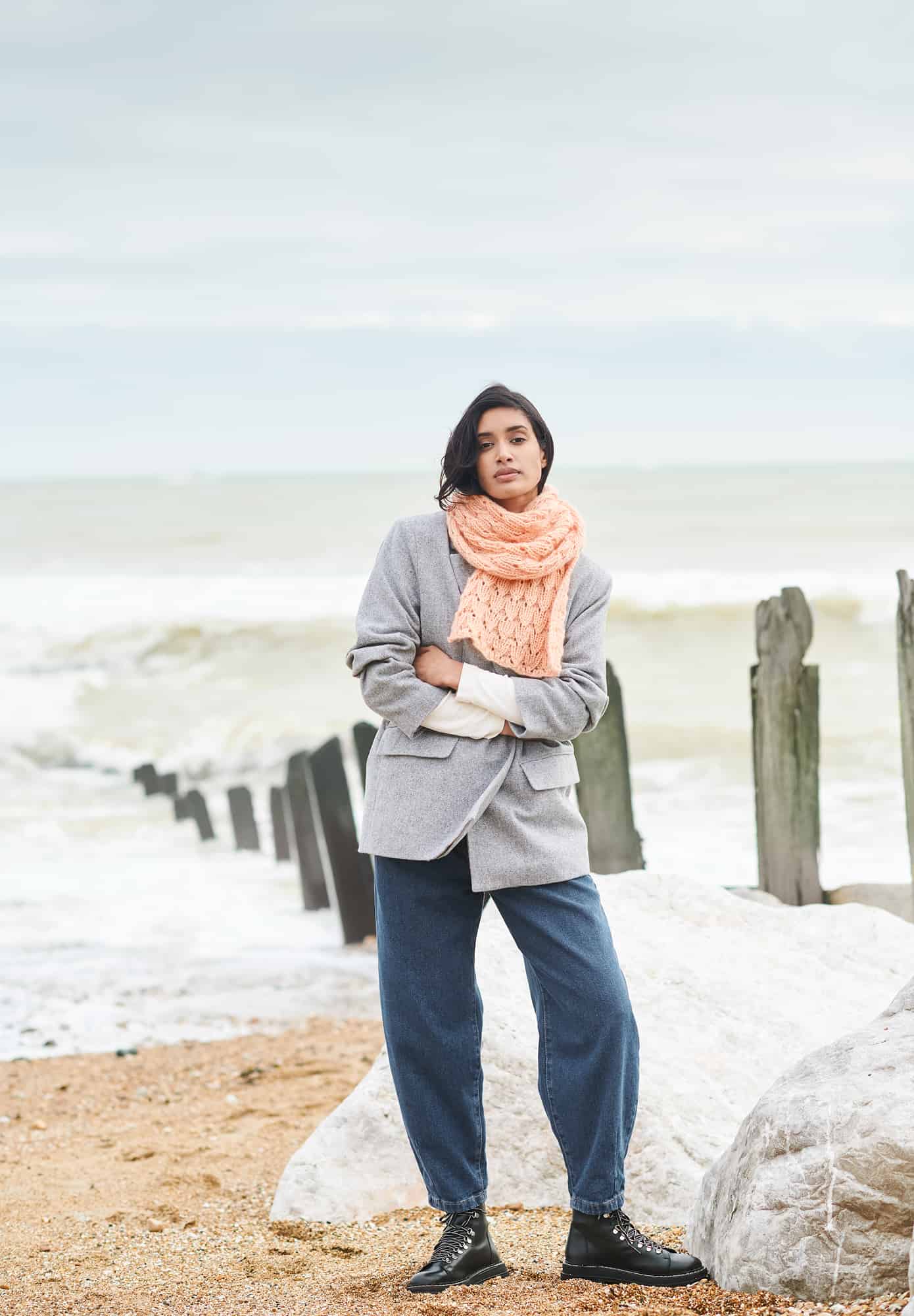 Frau trägt gestrickten Schal in Apricot: Modell 39 aus Lovewool No. 21