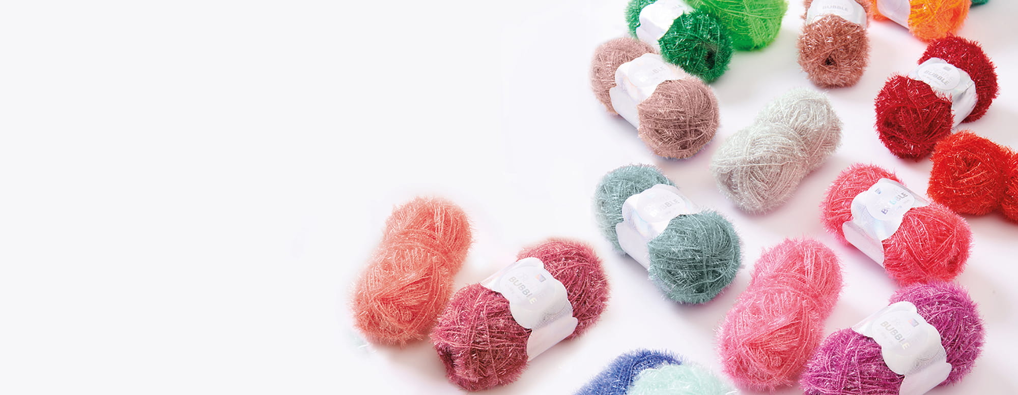 Knäuel des Garns Creative Bubble in verschiedenen Farben