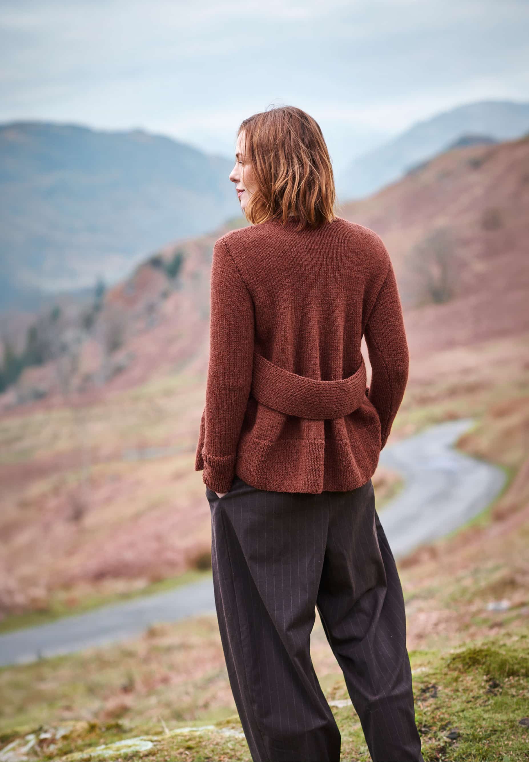Frau trägt gestrickten Pullover in Weinrot: Modell 49 aus Lovewool No. 23