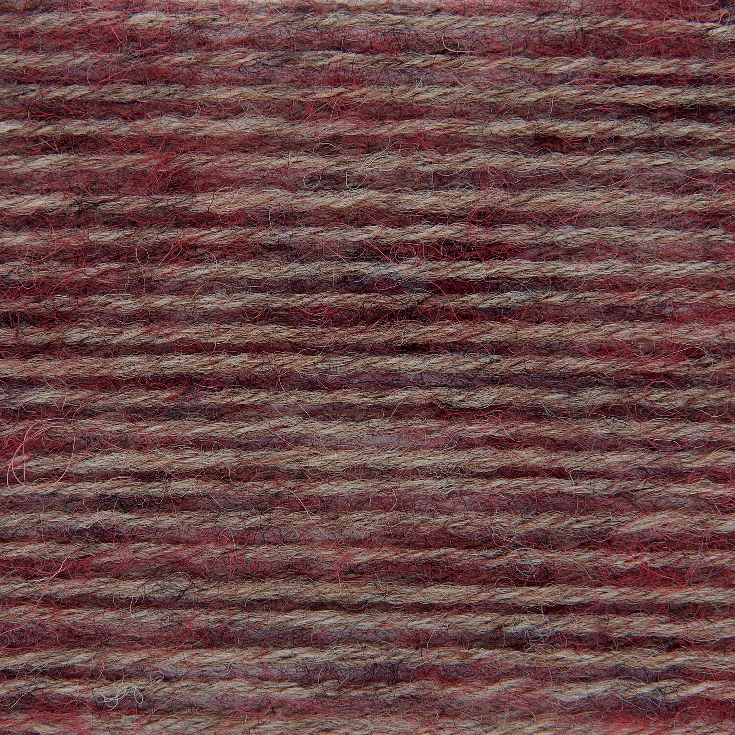 Superba Alpaca Luxury Socks, dezentes meliertes Garn von Rico Design, Subtitel 100g 310m, Nahaufnahme der weichen, mehrfarbig gestrickten Faserstruktur