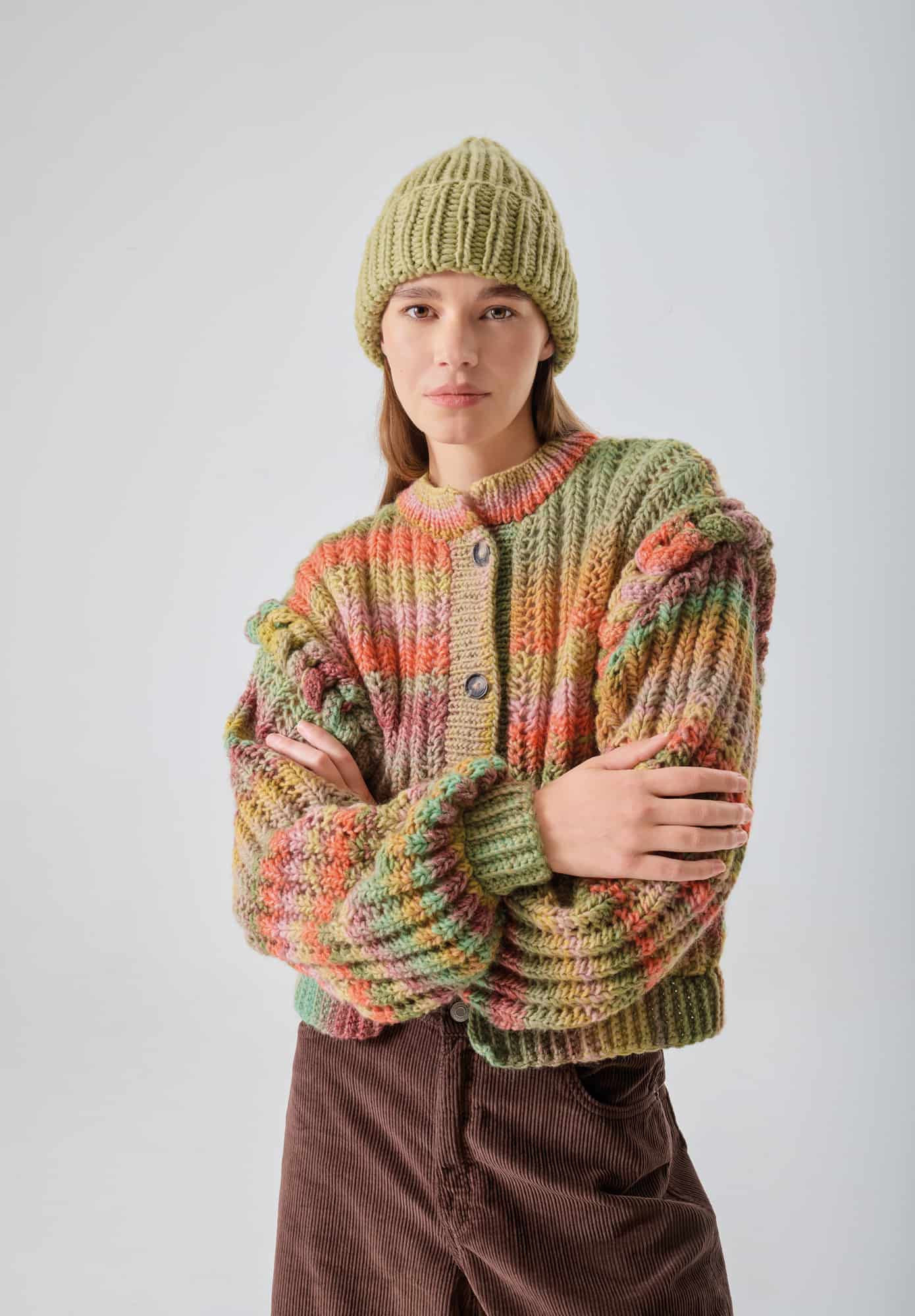 Frau trägt gestrickte Jacke in Erdtönen: Modell 25 aus Made by Me No. 21