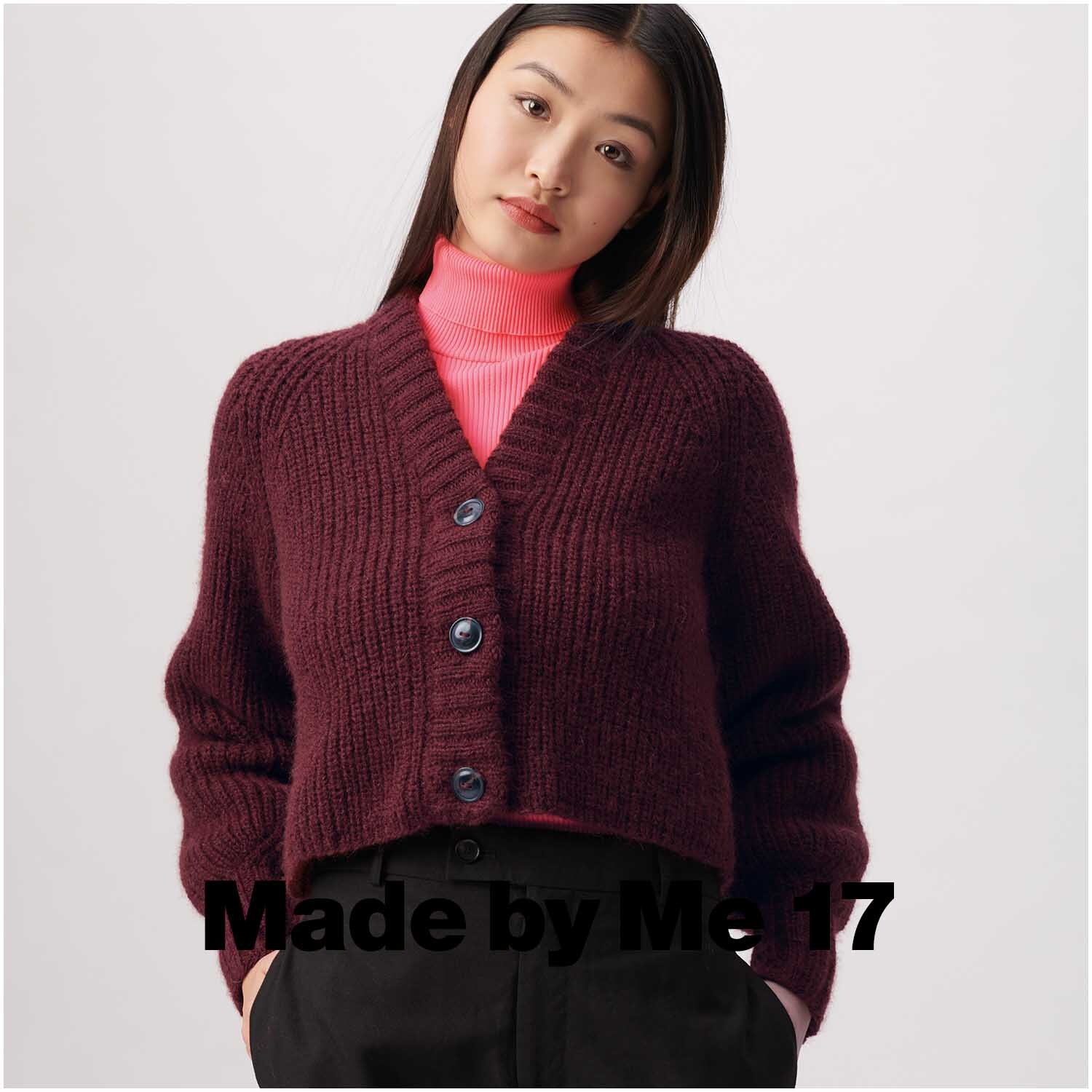 Rico Luxury Alpaca Superfine aran Strickjacke in Weinrot, getragen von Frau, kombiniert mit pinkem Rollkragenpullover.