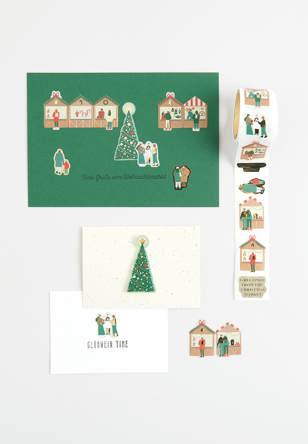 Mini-Sticker auf der Rolle mit Weihnachtsmarkt-Motiven sind auf Postkarten dekoriert