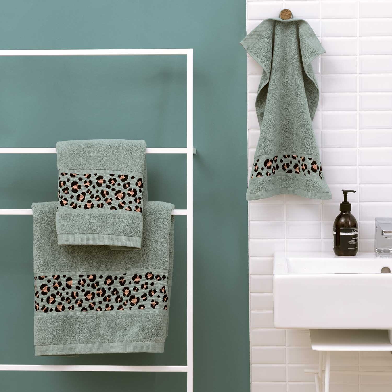 Gästehandtuch 30x50cm Farbe Meergrün von Rico Design Gästehandtuch 30x50cm in Meergrün von Rico Design mit Leopardenmuster, aufgehängt im Badezimmer.