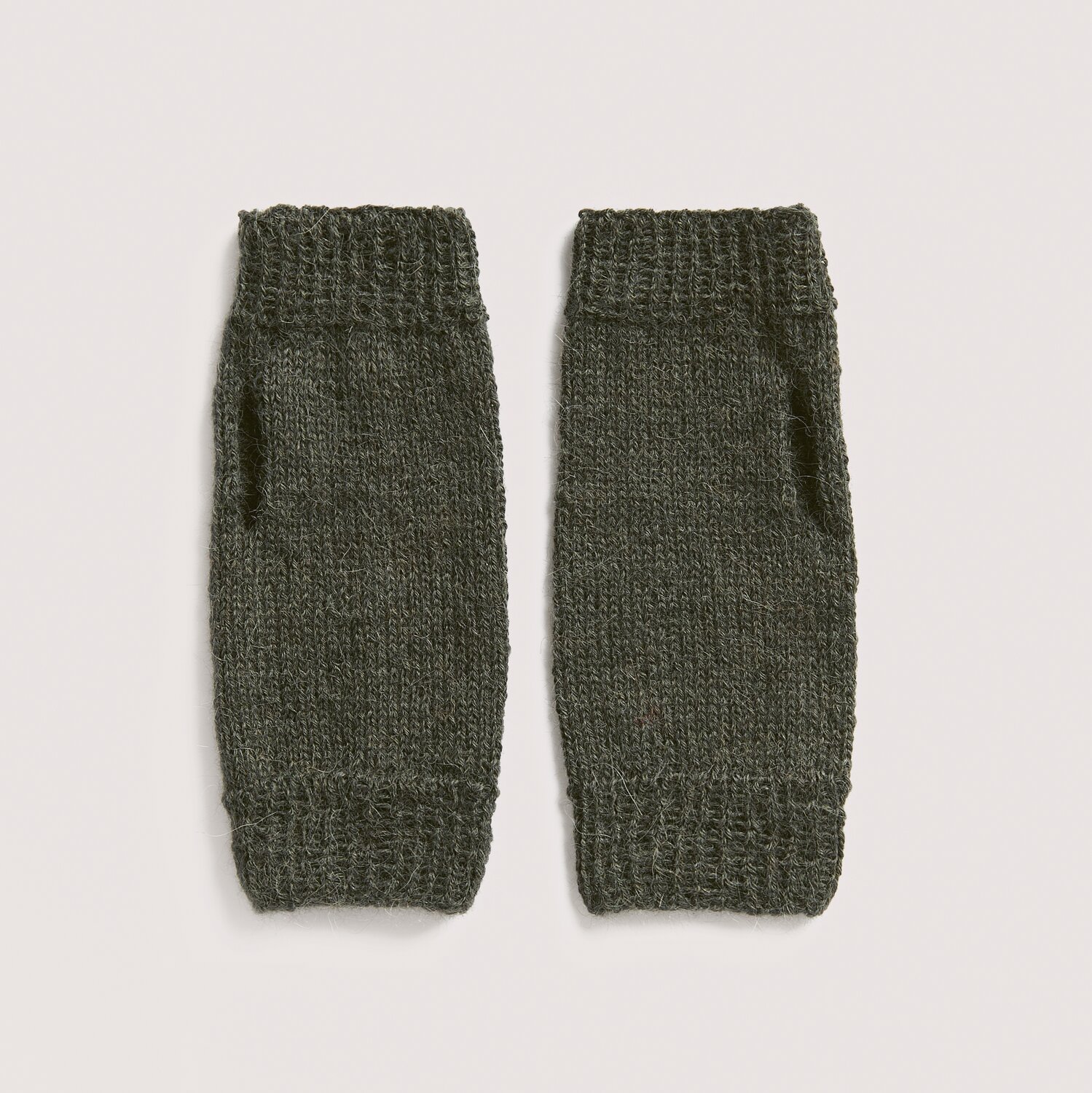 Luxury Knits - Premium Natural Fibres Sprachauswahl deutsch von Rico Design Strickset Stulpen Modell 05 aus Luxury Knits, dunkelgrau. Handgestrickte Stulpen aus natürlichen Fasern auf hellem Hintergrund.