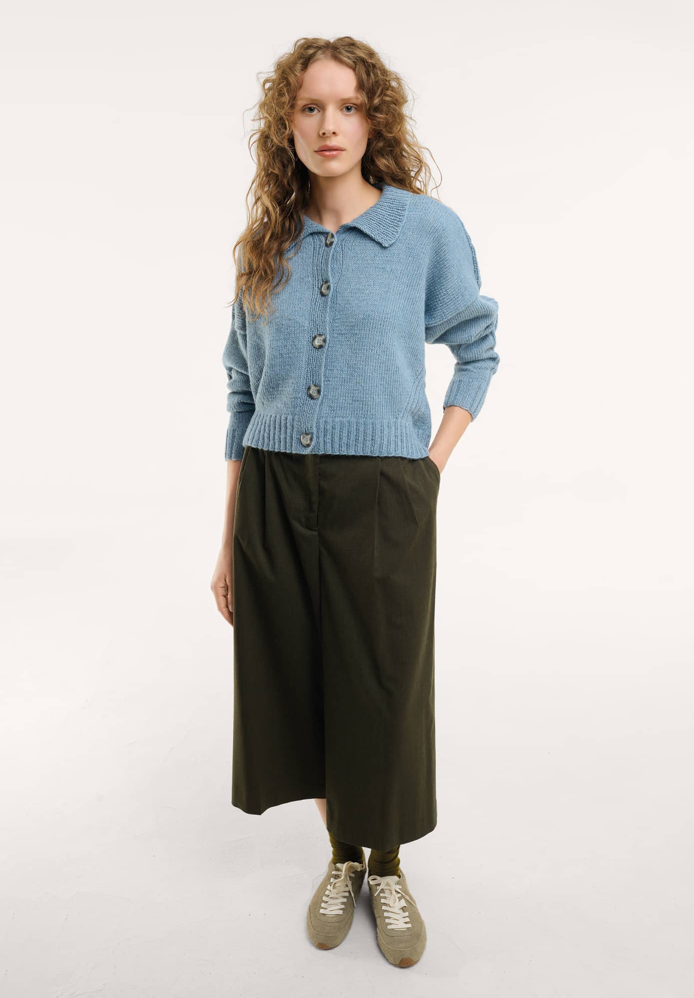 Frau trägt gestrickte Jacke in Blau: Modell 13 aus Made by Me No. 22