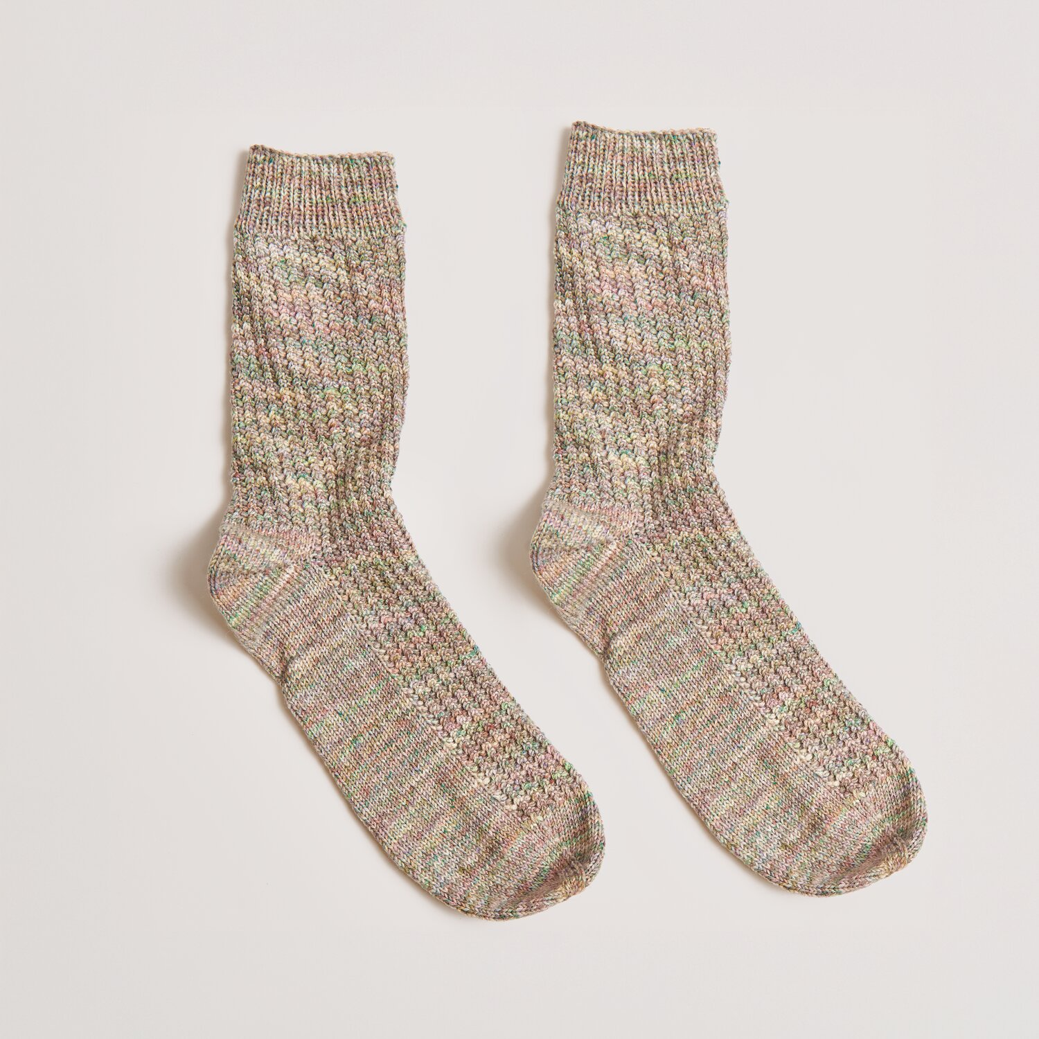 Socks Merino Multicolor 4-fädig 100g 380m Farbe Forest von Rico Design Strickset Socken Modell 04 aus Die Neue Masche No. 13, gestrickt aus Merino Multicolor-Garn.